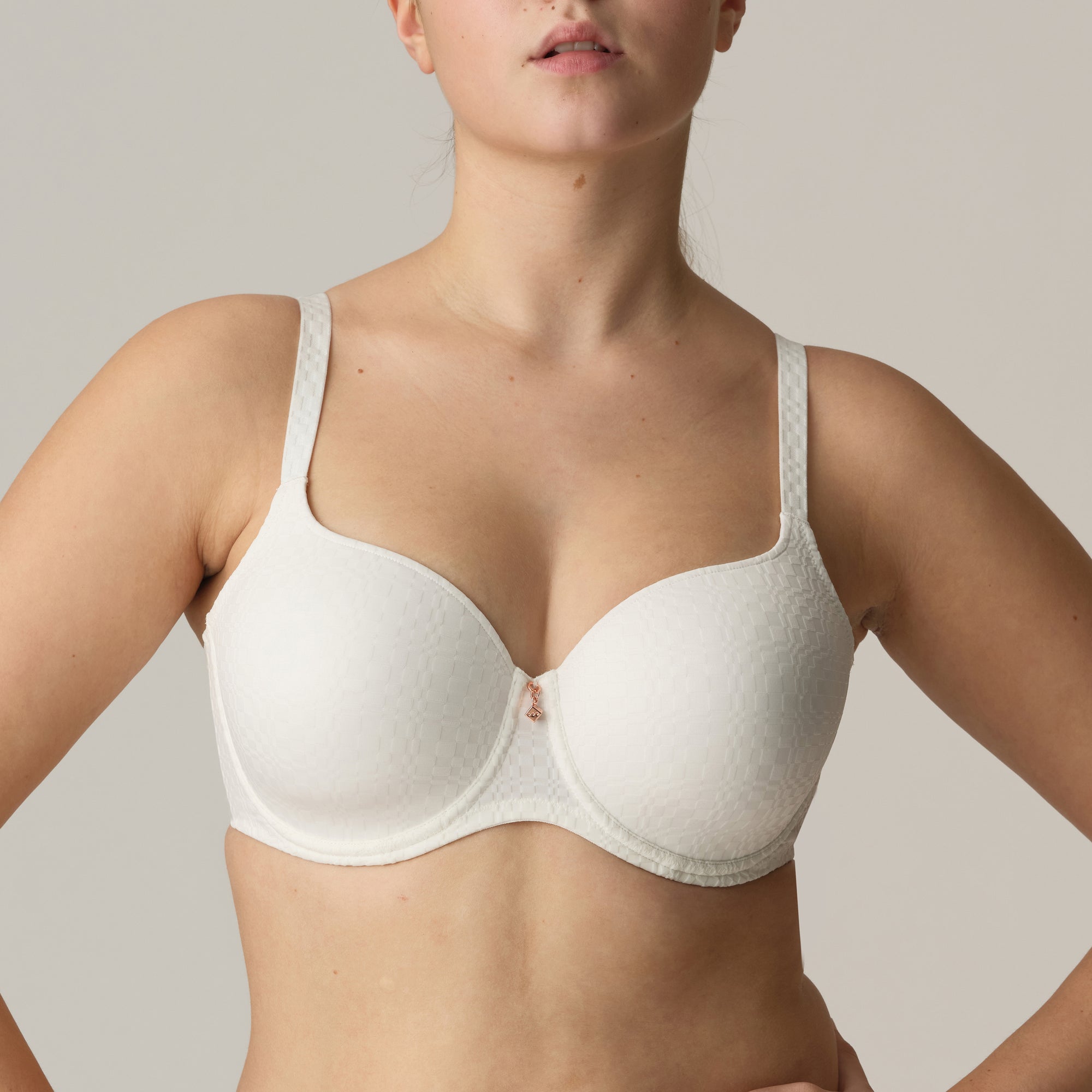 YELAPA natural suj. con foam escote corazón