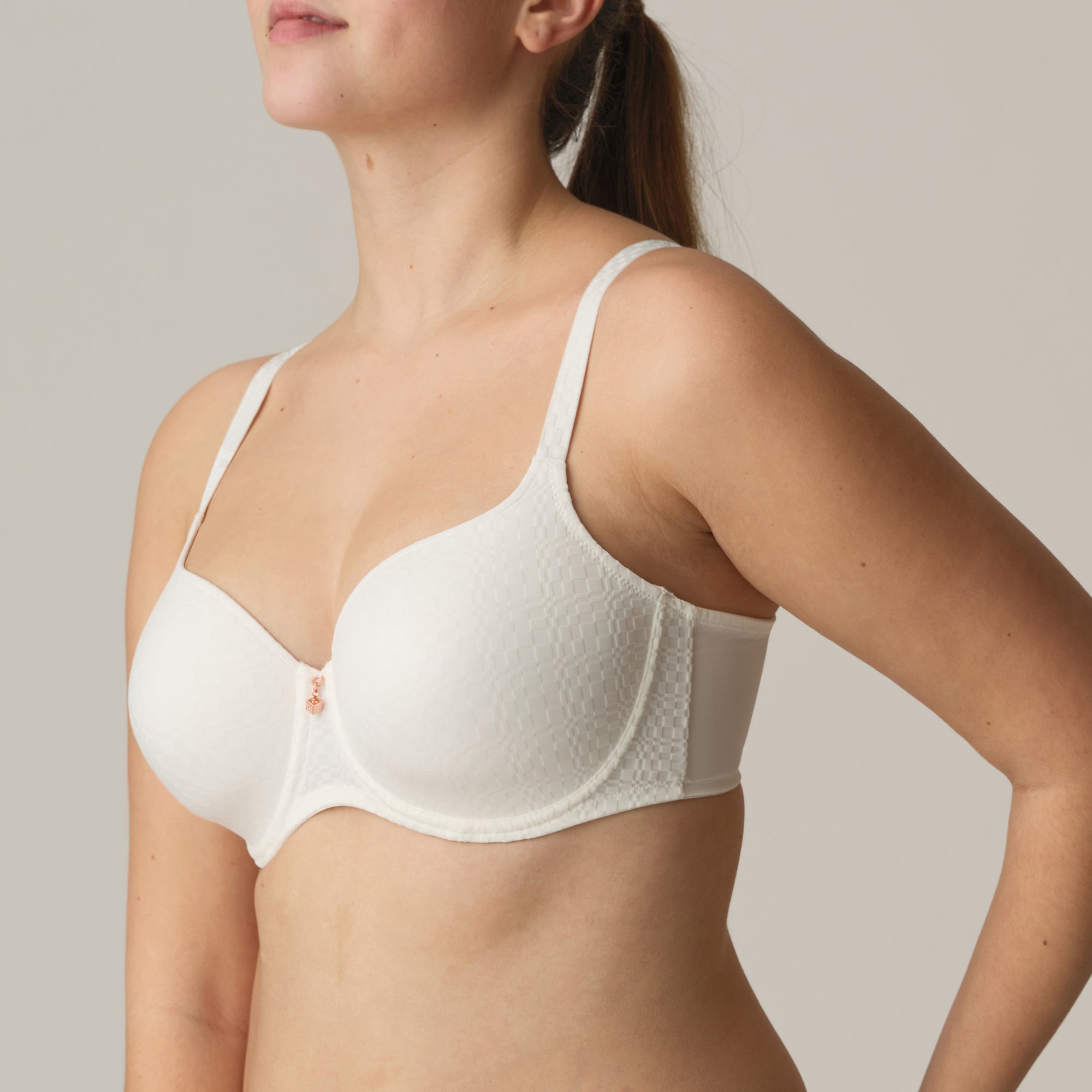 YELAPA natural suj. con foam escote corazón
