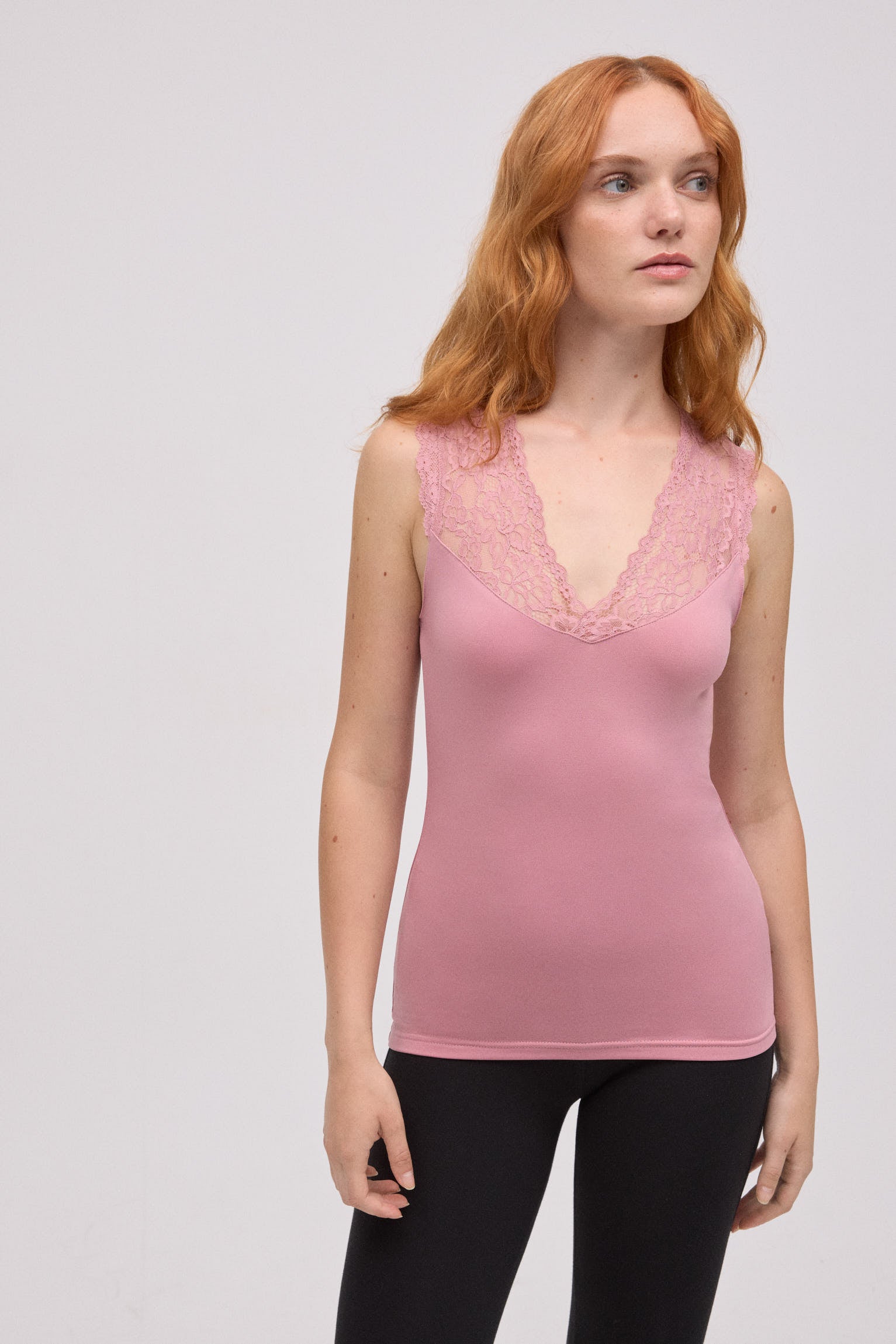 TÉRMICO Camiseta térmica tirantes cuello pico detalles de encaje rosa