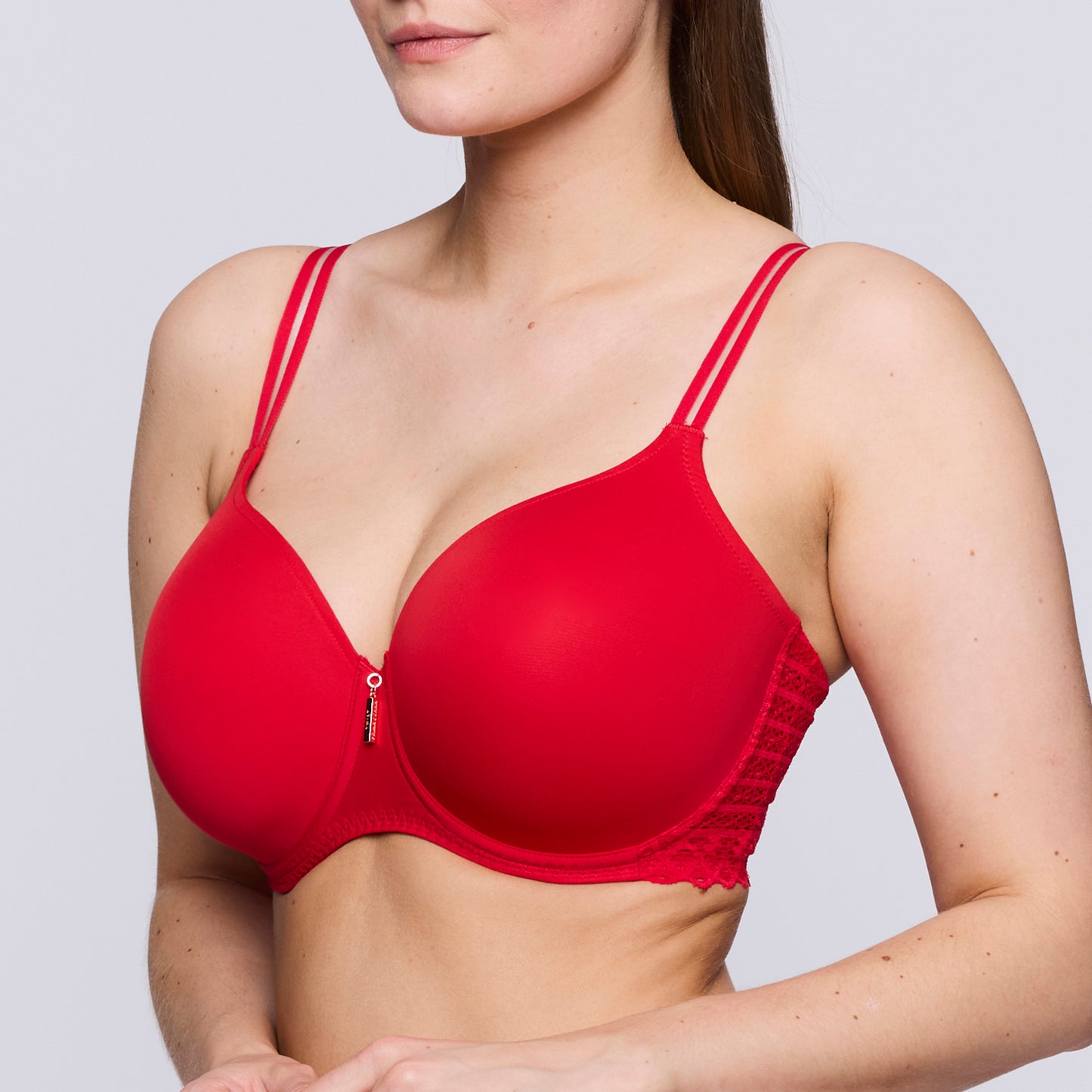 EAST END true red suj. con foam escote corazón