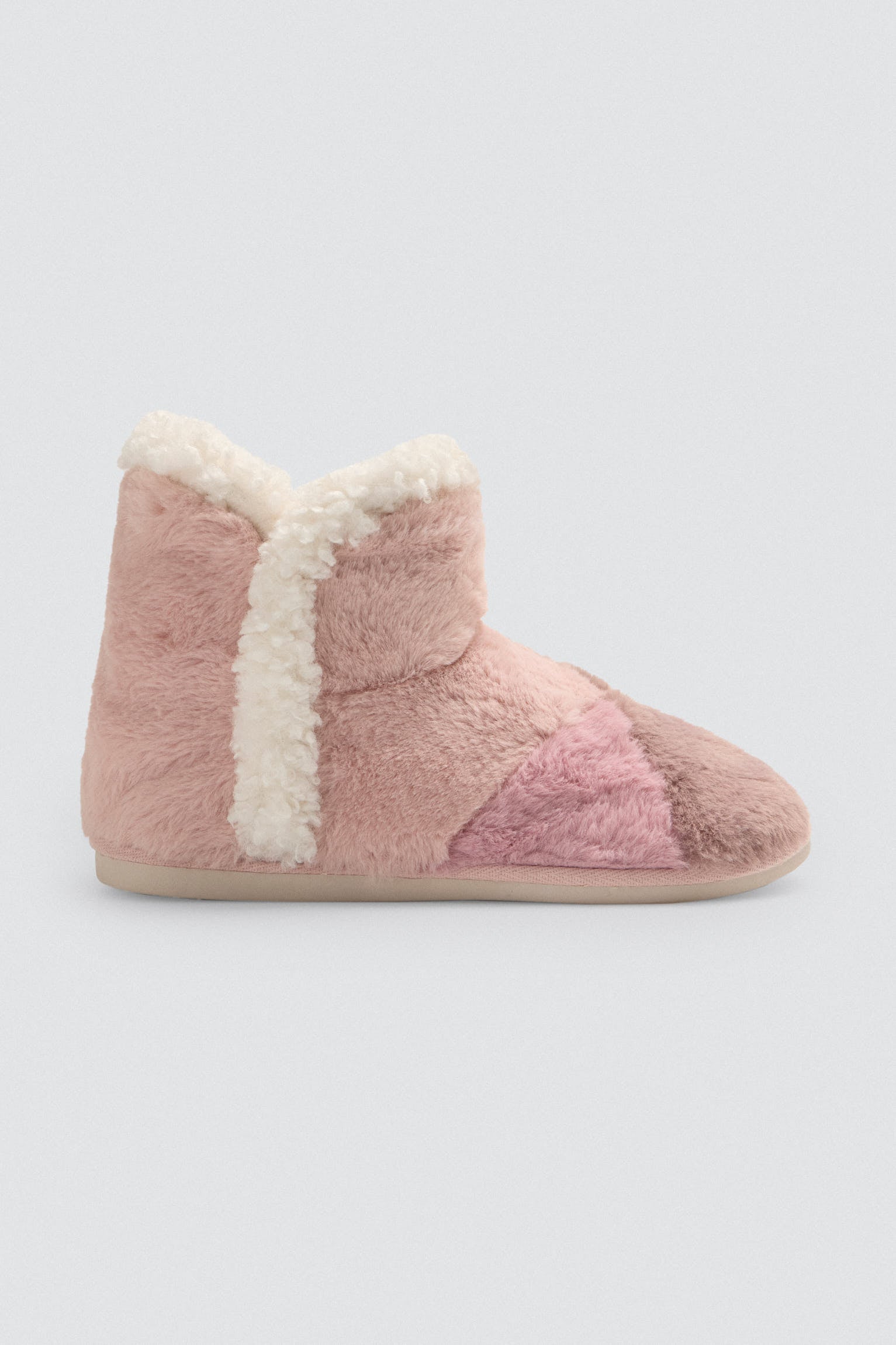 Botas de casa pelo con detalles de colores