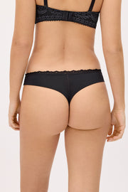 Tanga con encaje negro