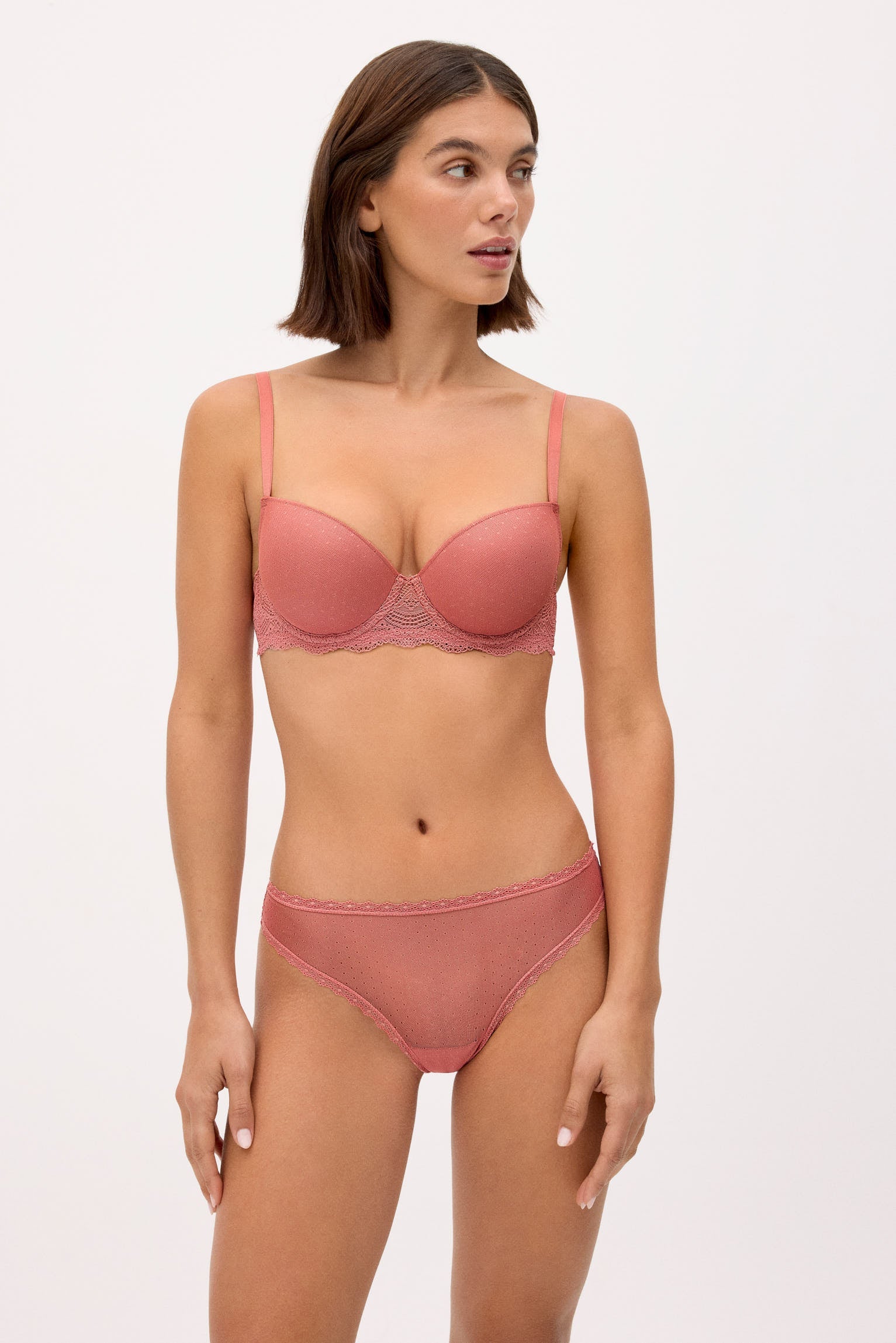 Conjunto sujetador push-up y tanga rosa