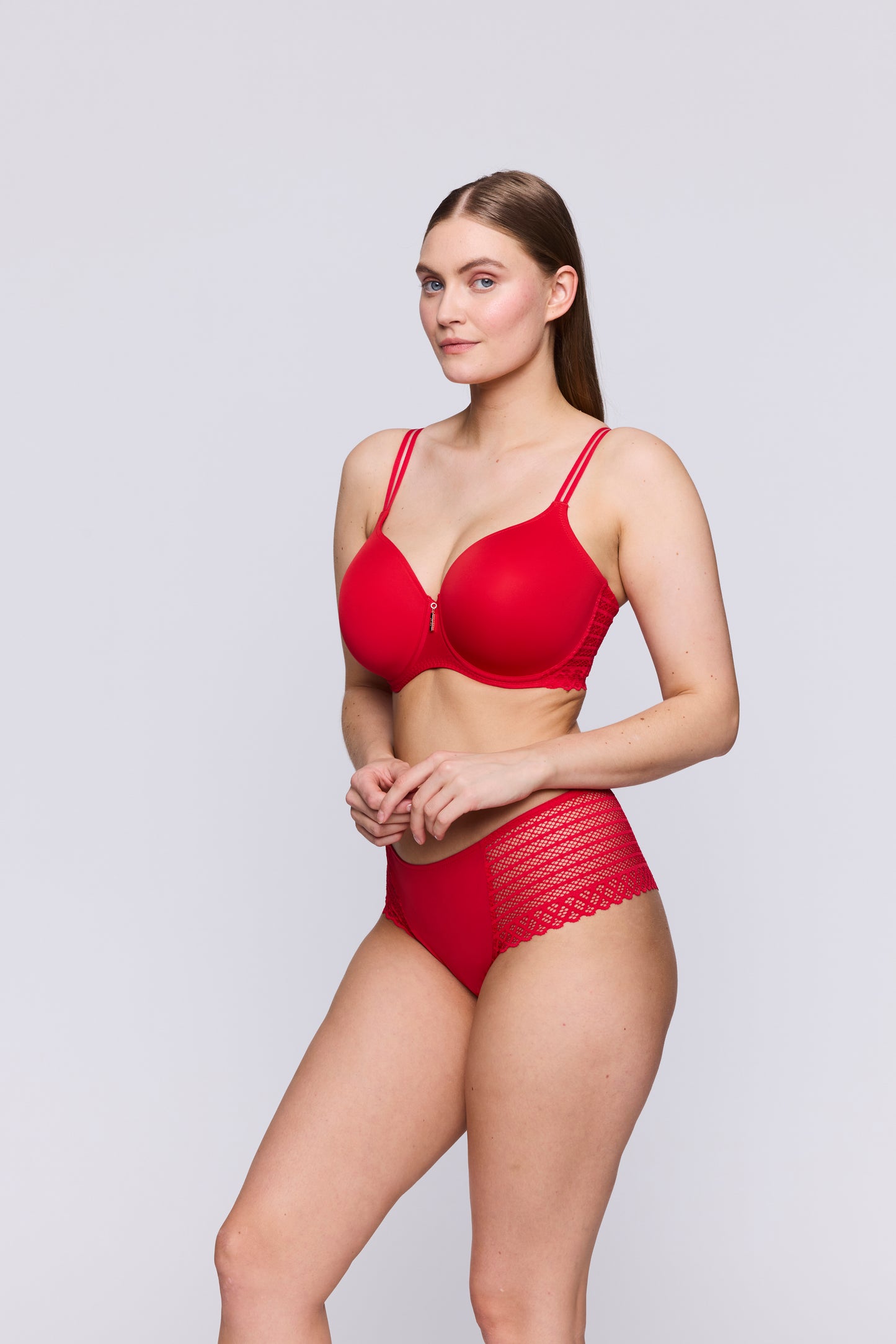 EAST END true red suj. con foam escote corazón