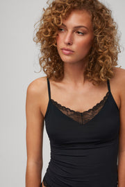 Camiseta tirantes detalle encaje negra