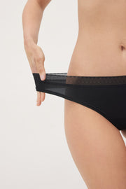 Tanga adapt encaje con acabados invisibles negro