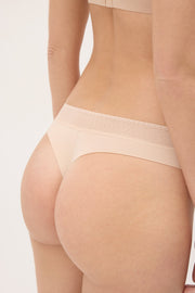 Tanga adapt encaje con acabados invisibles nude