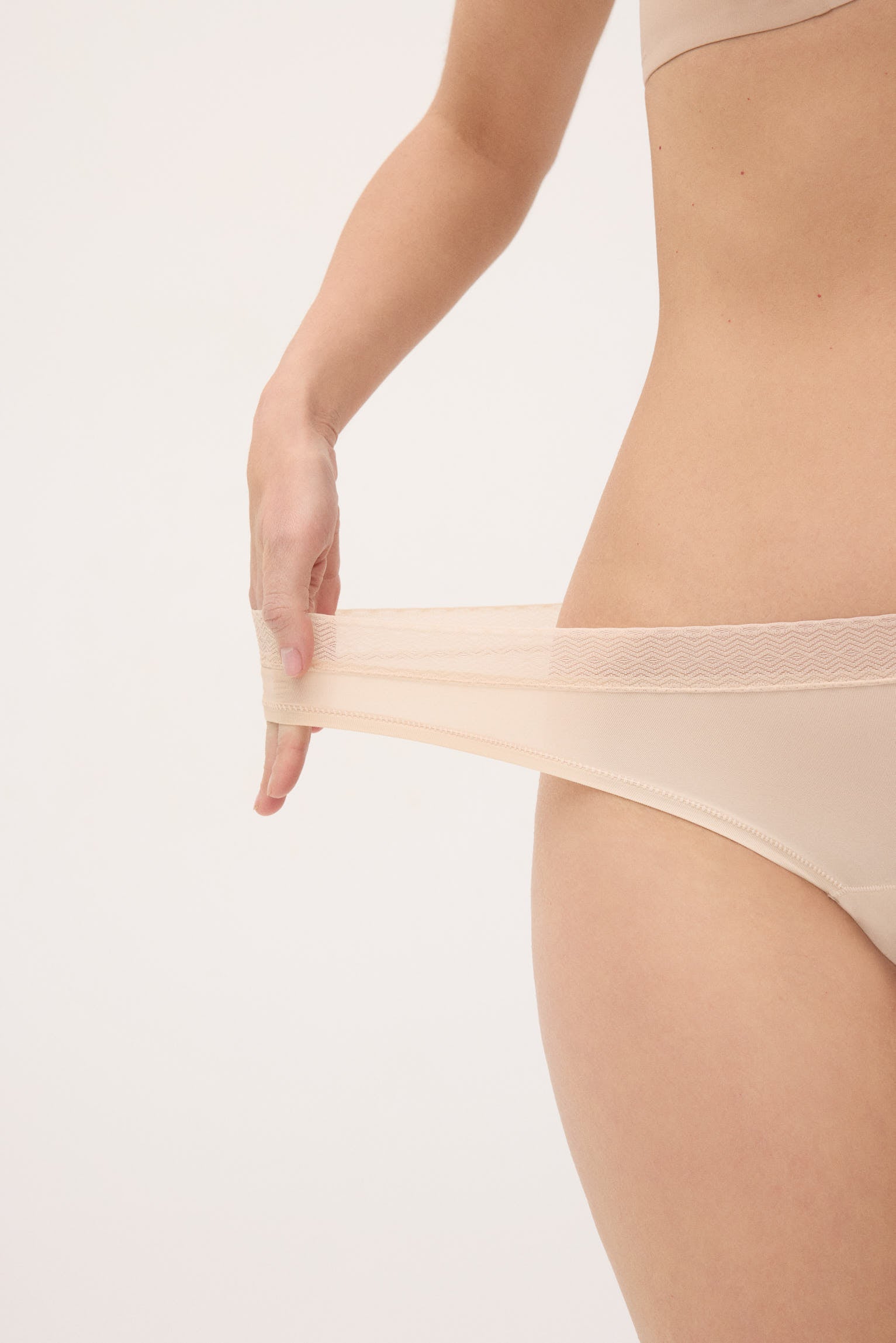 Tanga adapt encaje con acabados invisibles nude