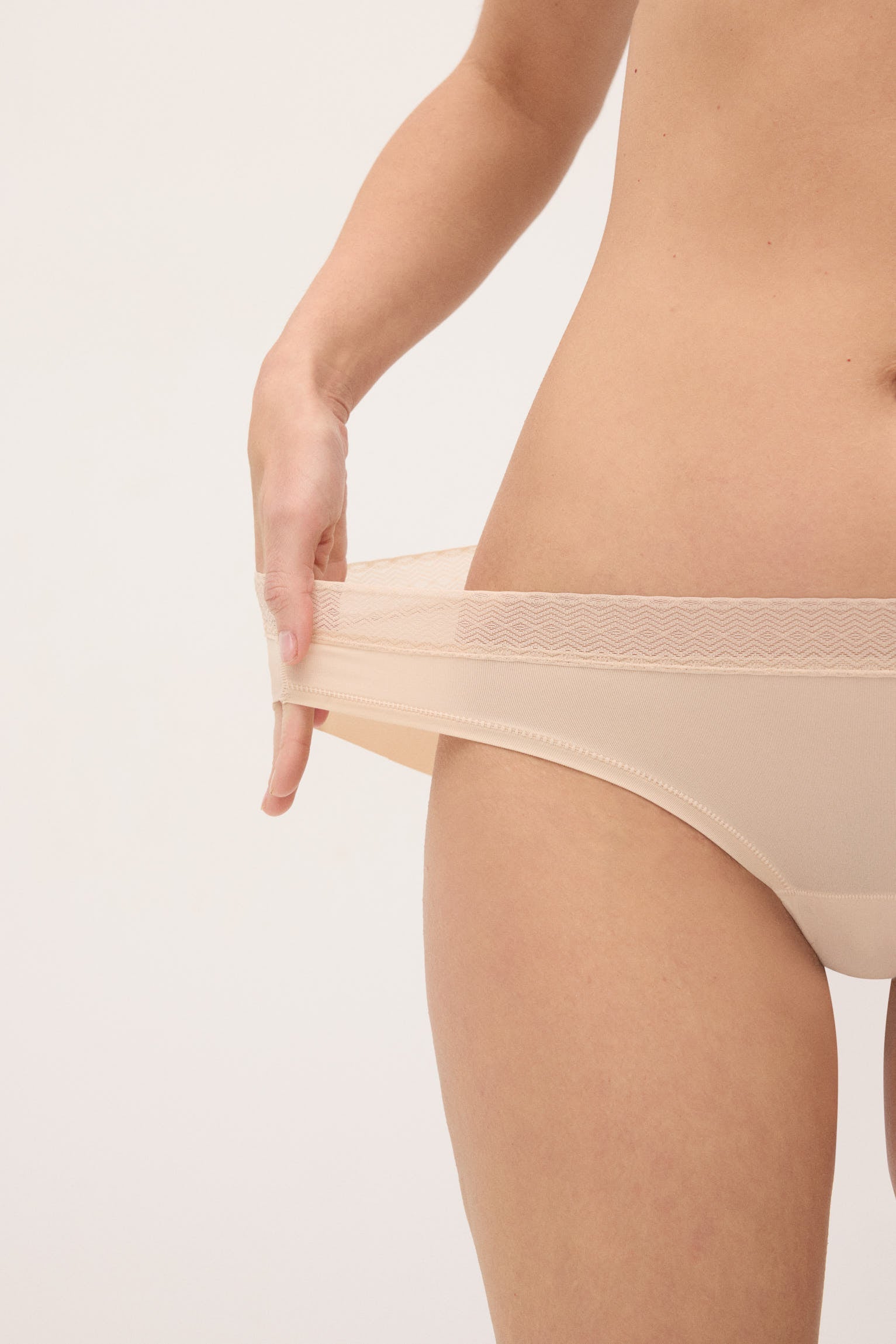 Braga mini adapt encaje con acabados invisibles nude