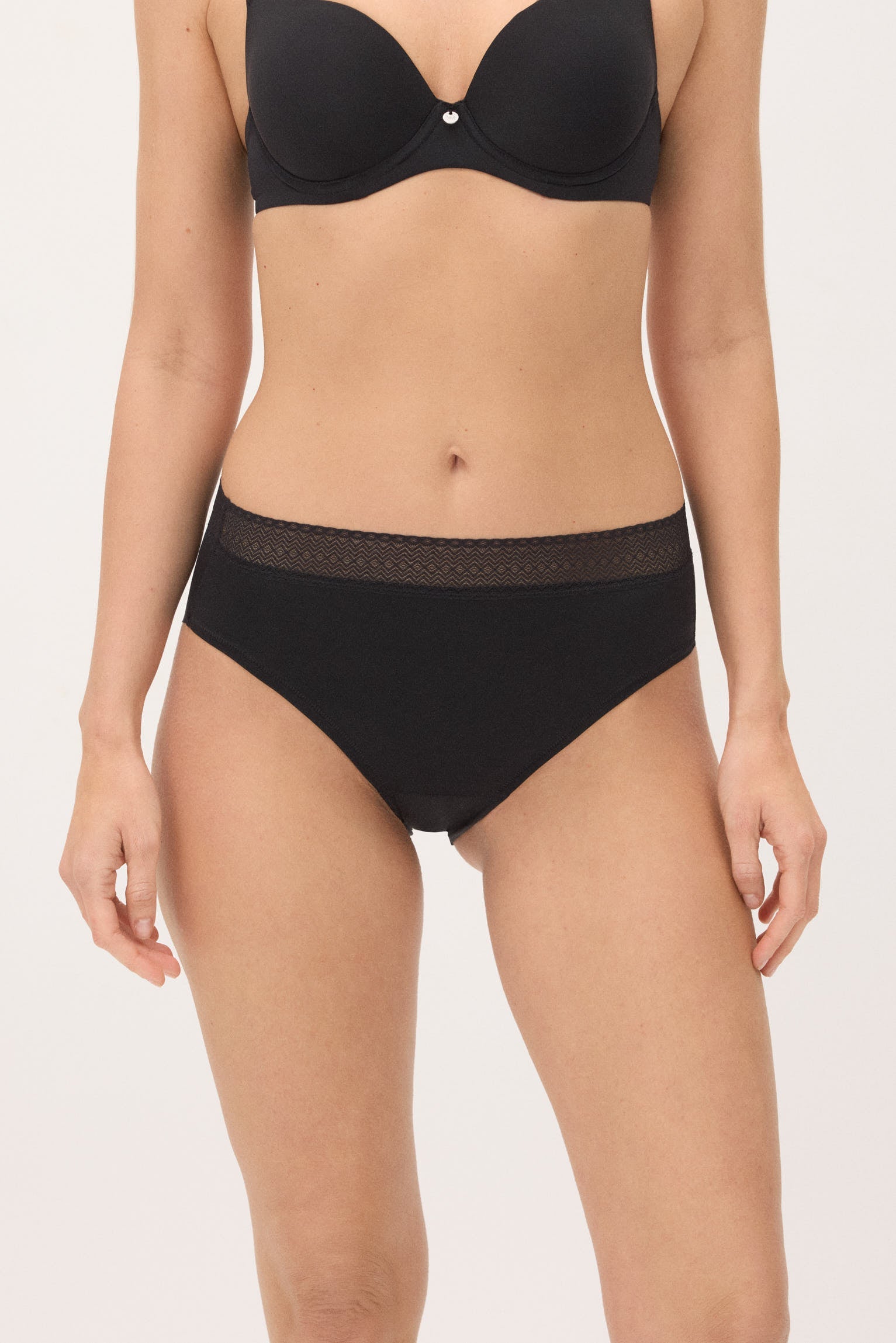 Braga midi adapt encaje con acabados invisibles negra