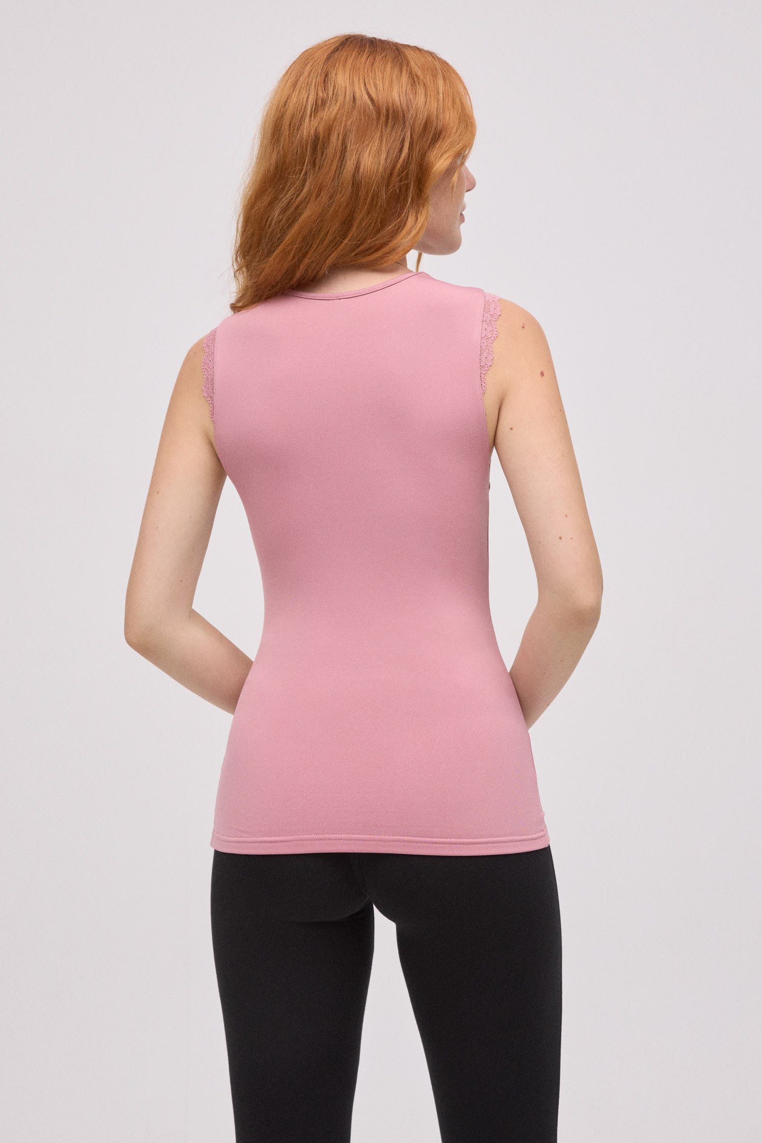 TÉRMICO Camiseta térmica tirantes cuello pico detalles de encaje rosa