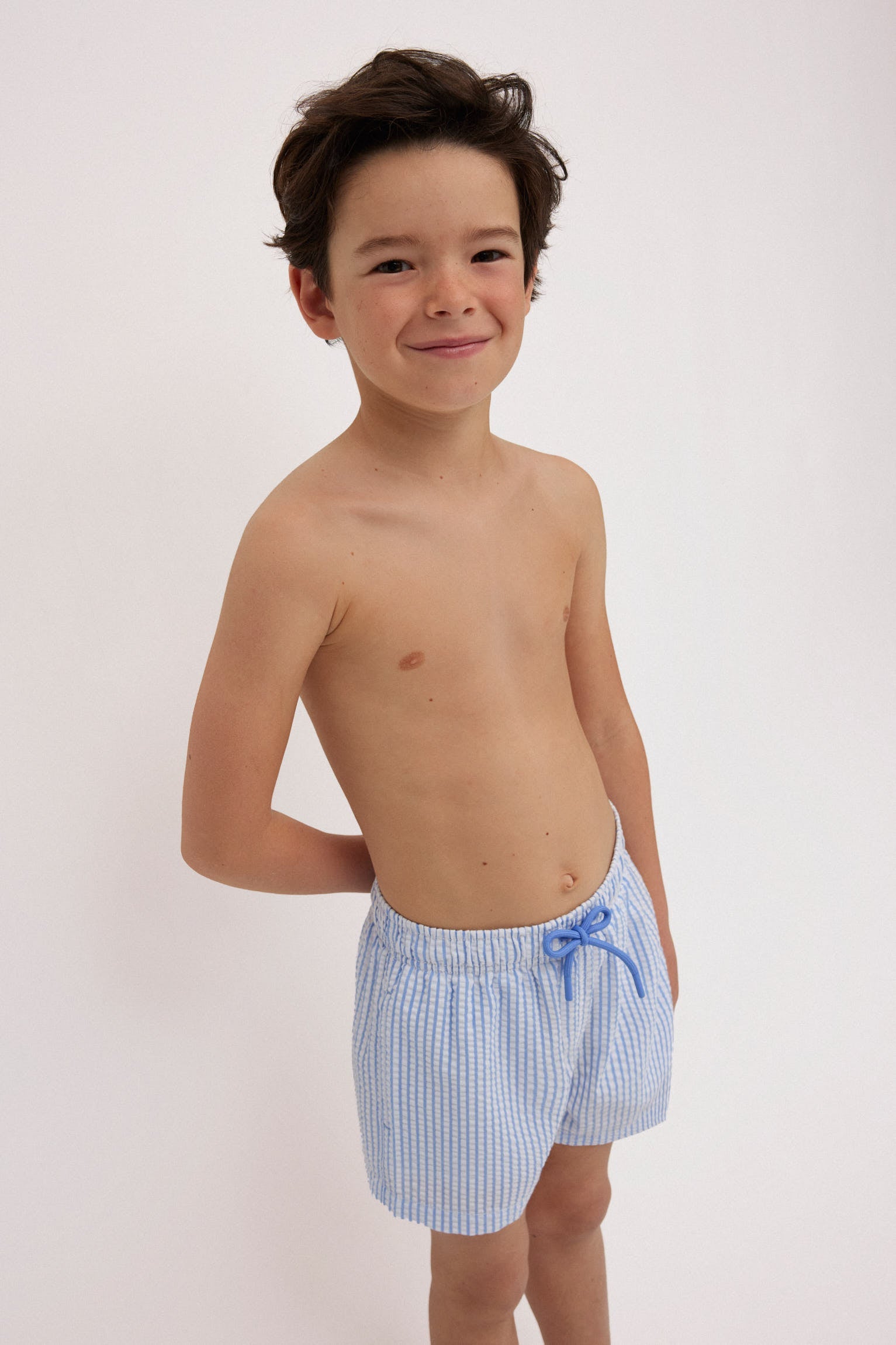 Bañador niño corto rayas azules con textura