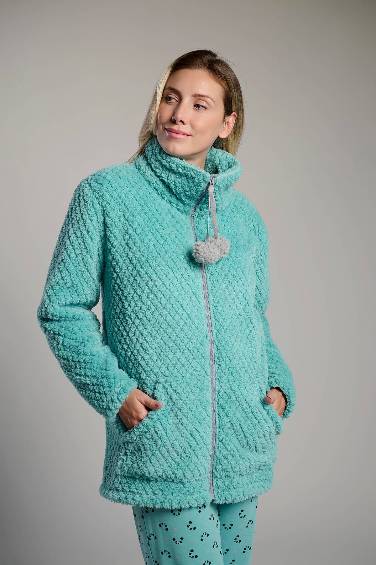 Bata corta polar borreguito mujer verde detalle pompones