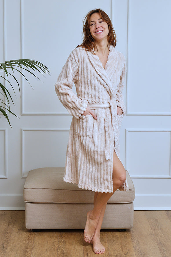 Bata de mujer cruzada de pelo beige