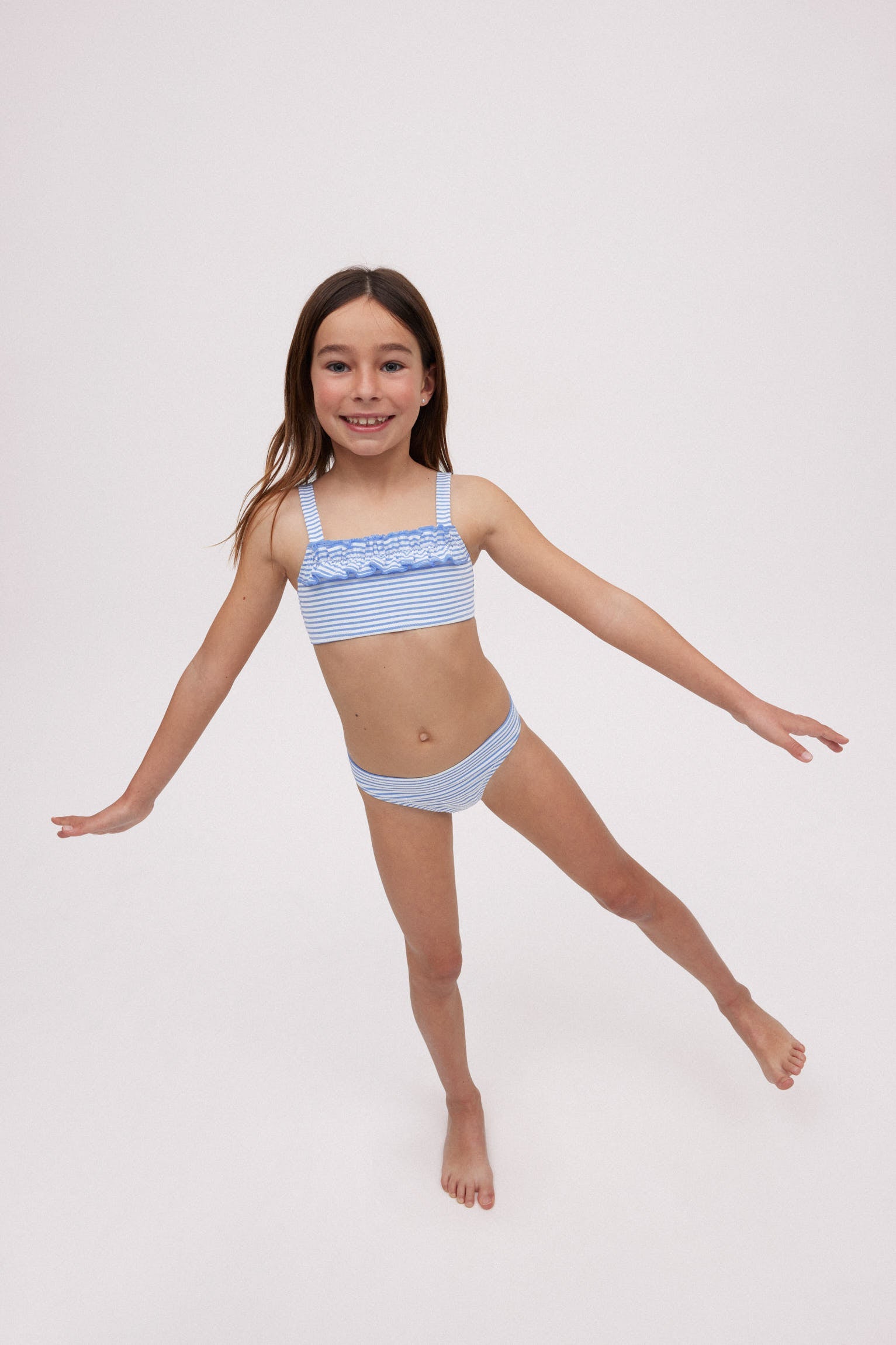 Conjunto de bikini niña estampado rayas azules con textura