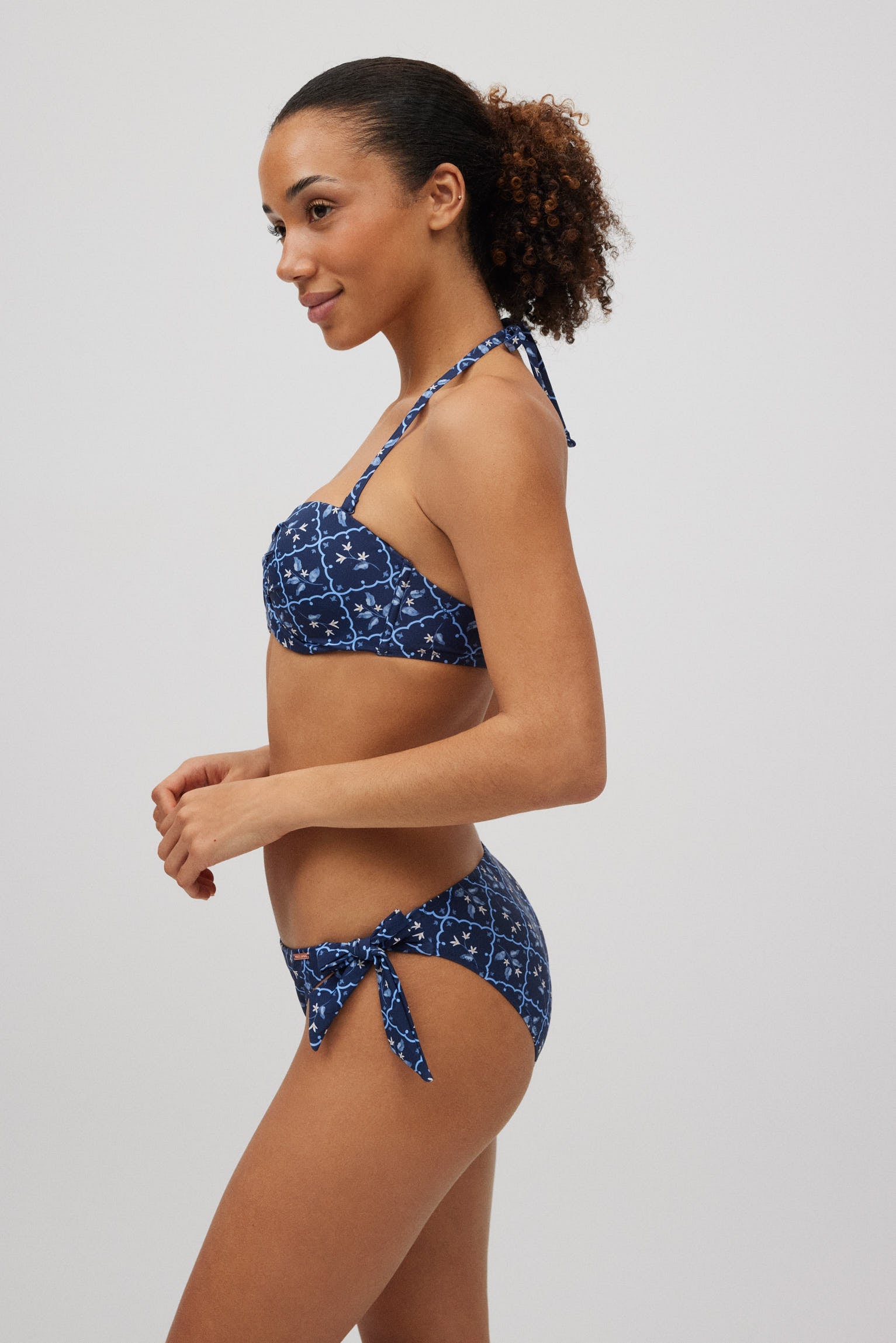 Conjunto de bikini bandeau marino con estampado