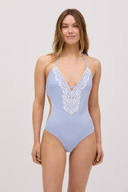 Bañador trikini rayas azules con textura detalle crochet