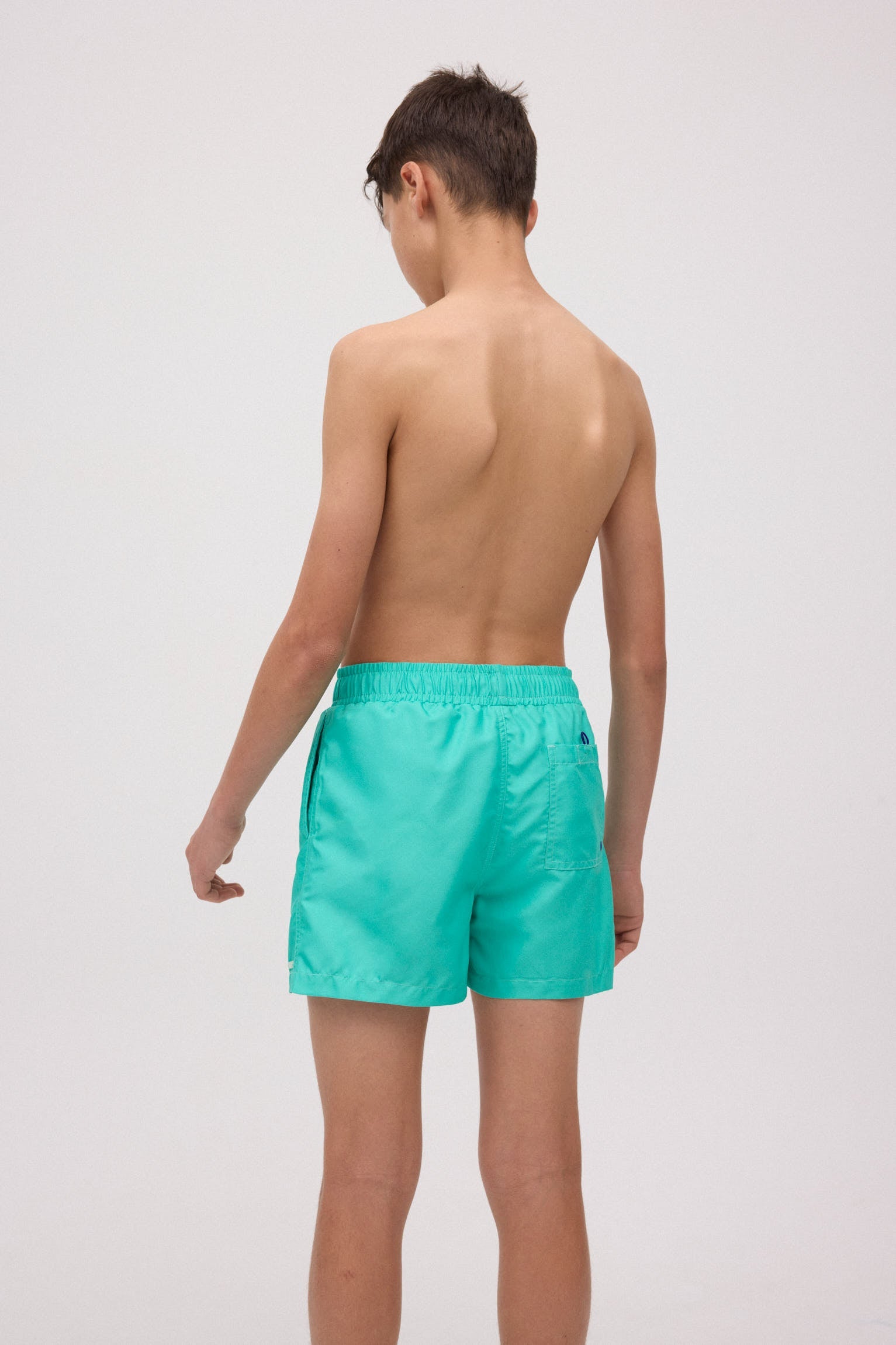 Bañador juvenil corto liso verde
