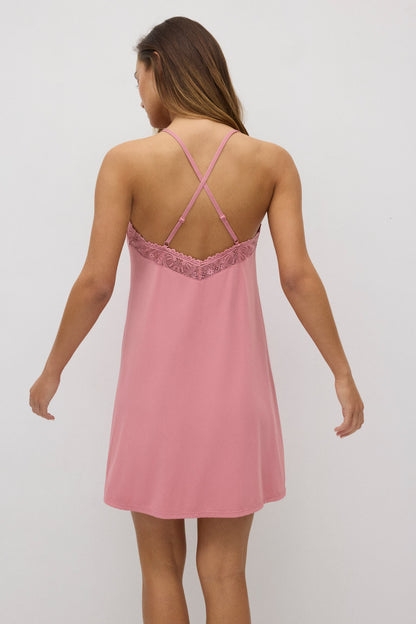 Camisón fluido con detalles de encaje rosa