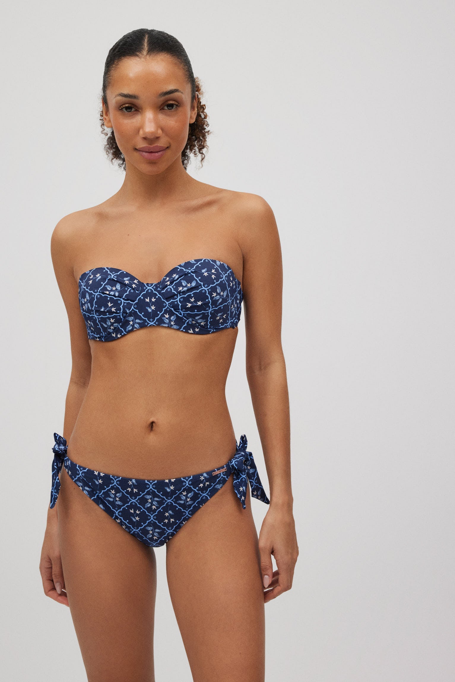 Conjunto de bikini bandeau marino con estampado