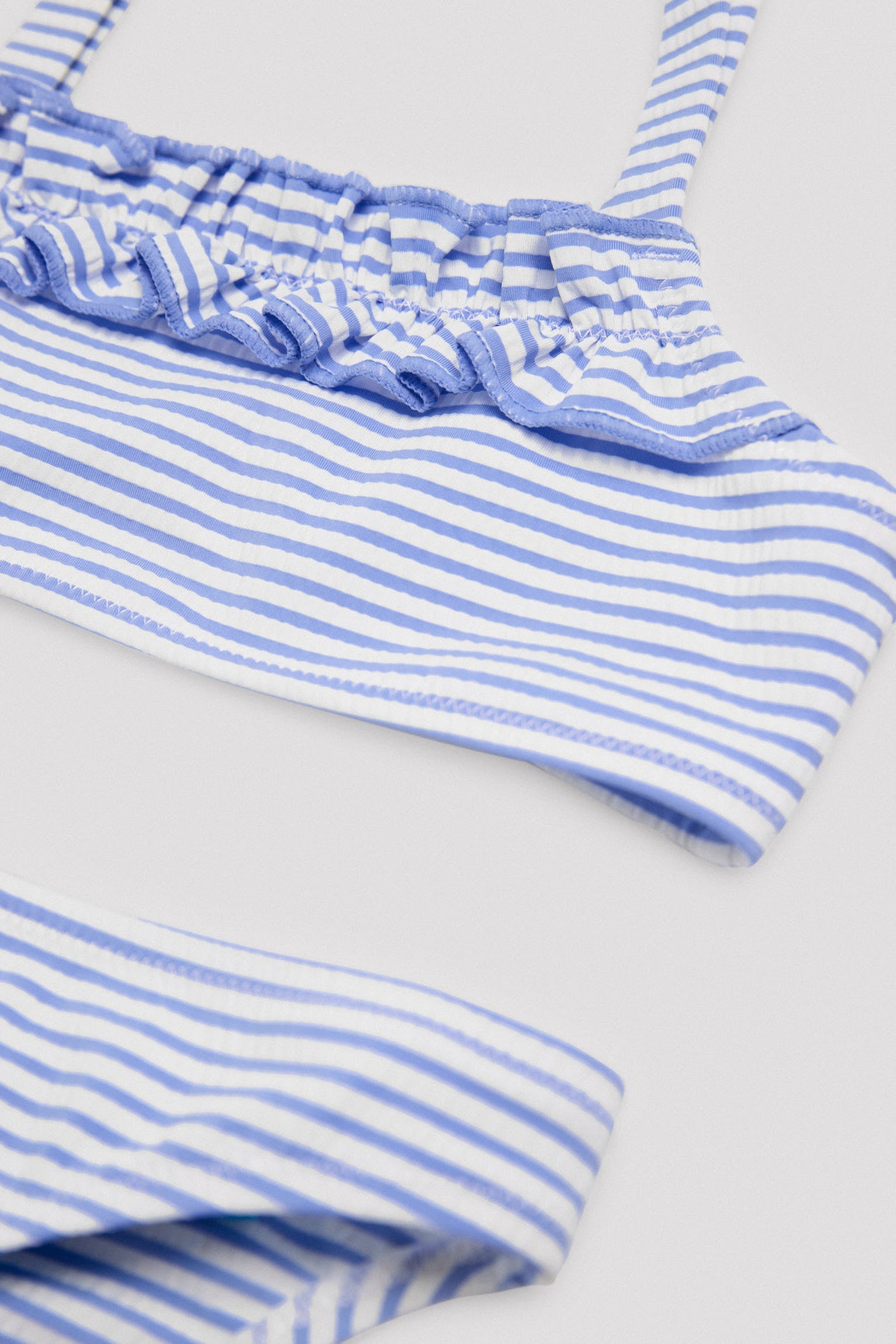 Conjunto de bikini niña estampado rayas azules con textura