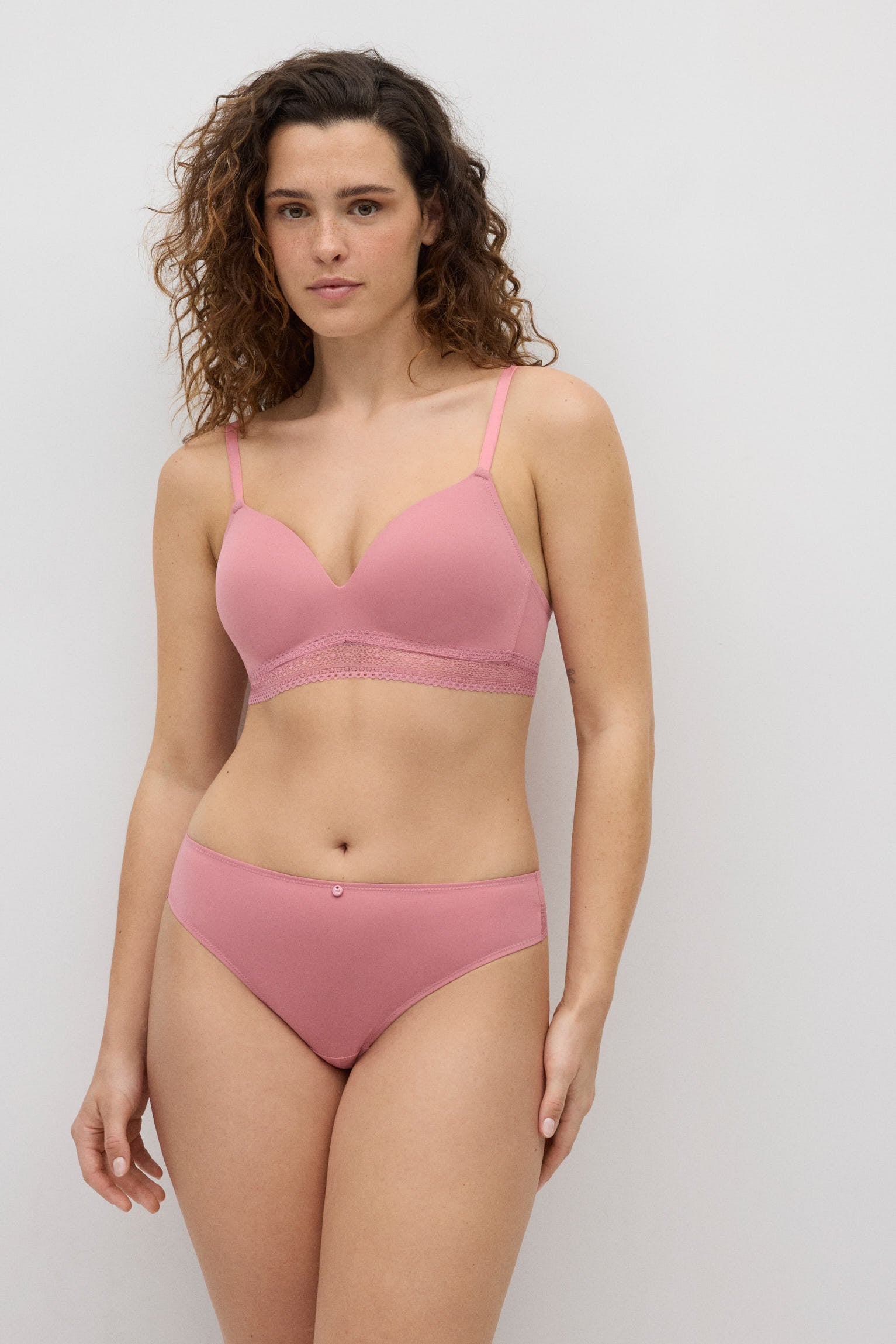 Sujetador sin aro con relleno detalle encaje rosa