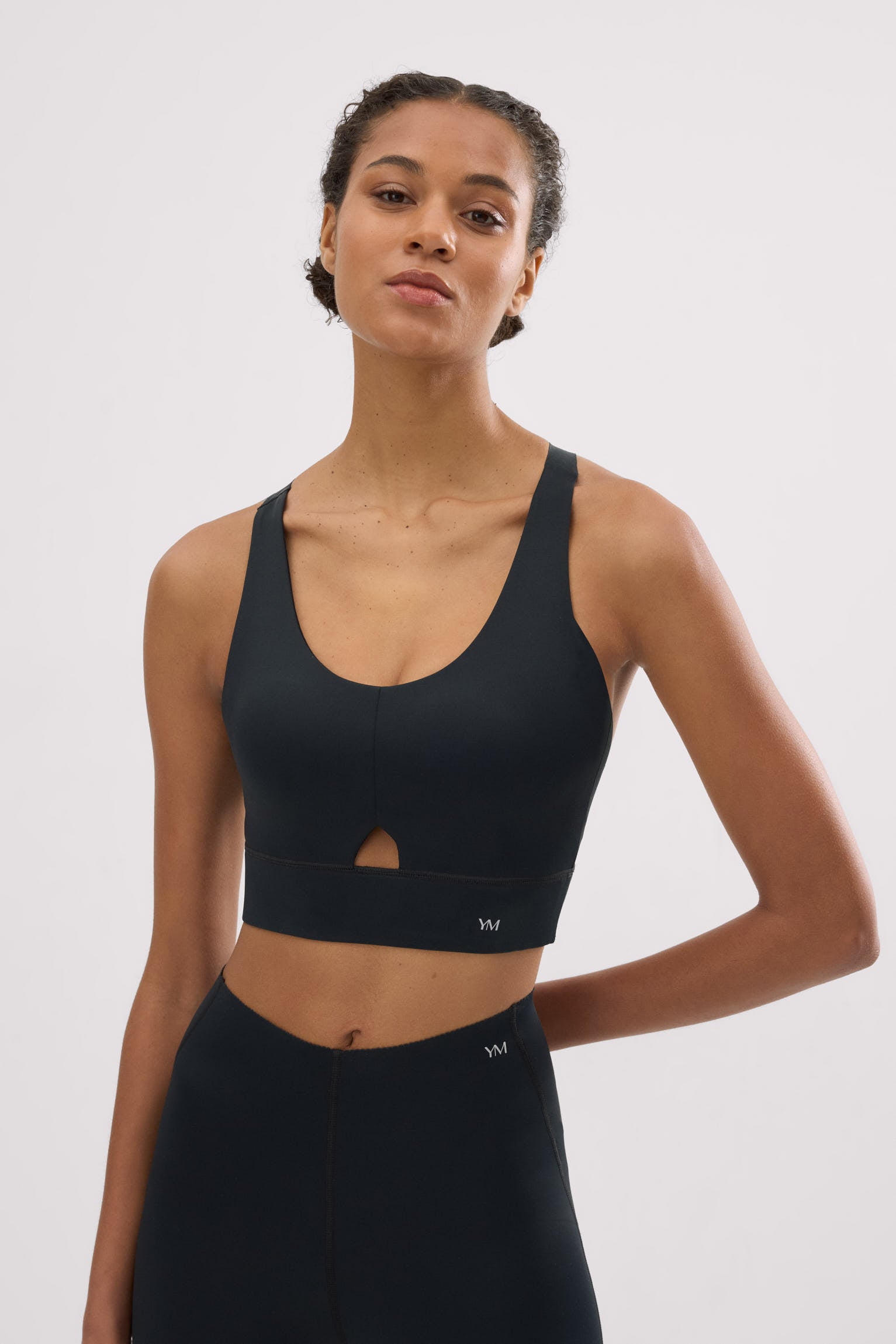 Sujetador deportivo compressive detalle abertura sujeción media negro