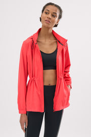 Chaqueta deportiva cortavientos con capucha y bolsillos coral