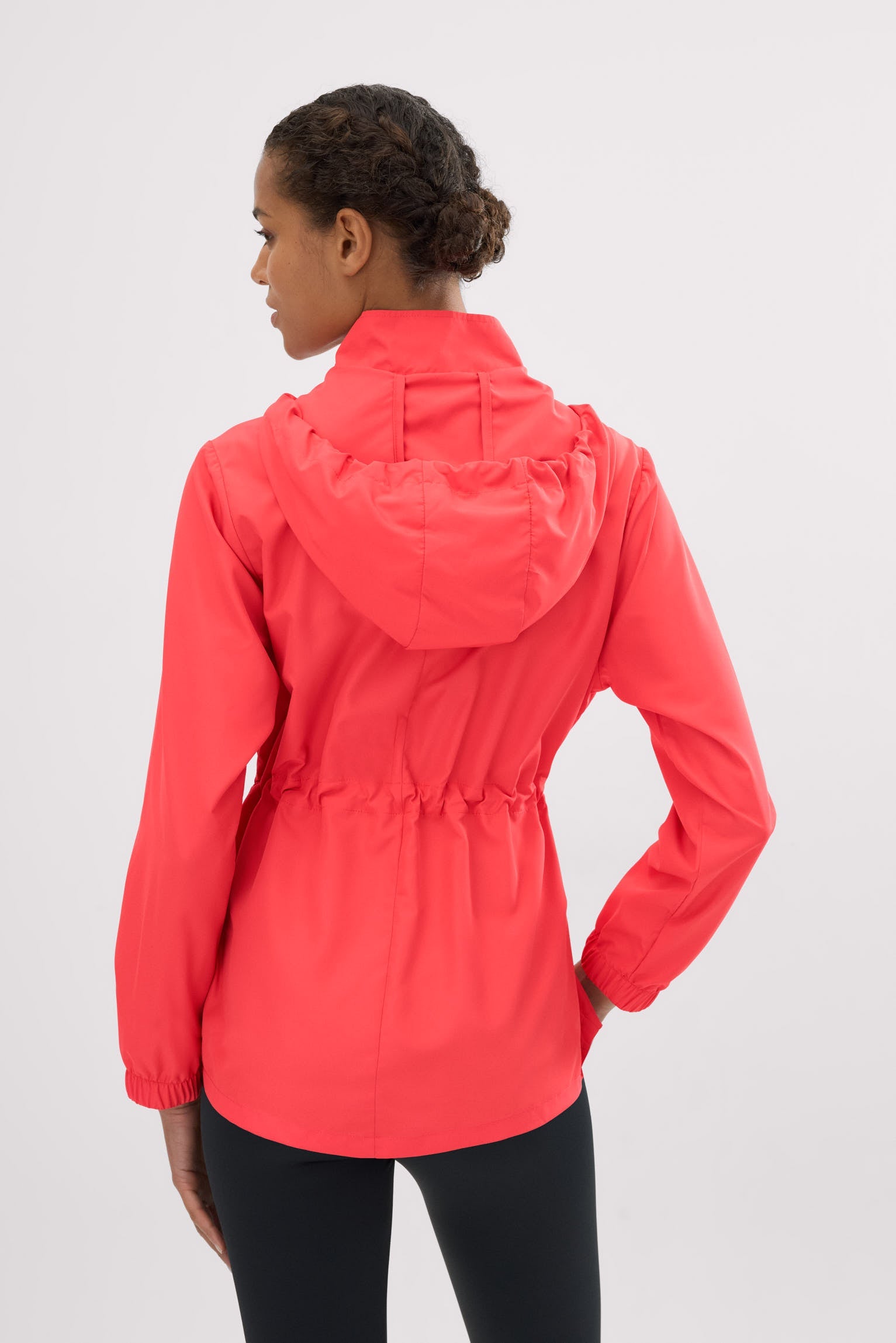 Chaqueta deportiva cortavientos con capucha y bolsillos coral