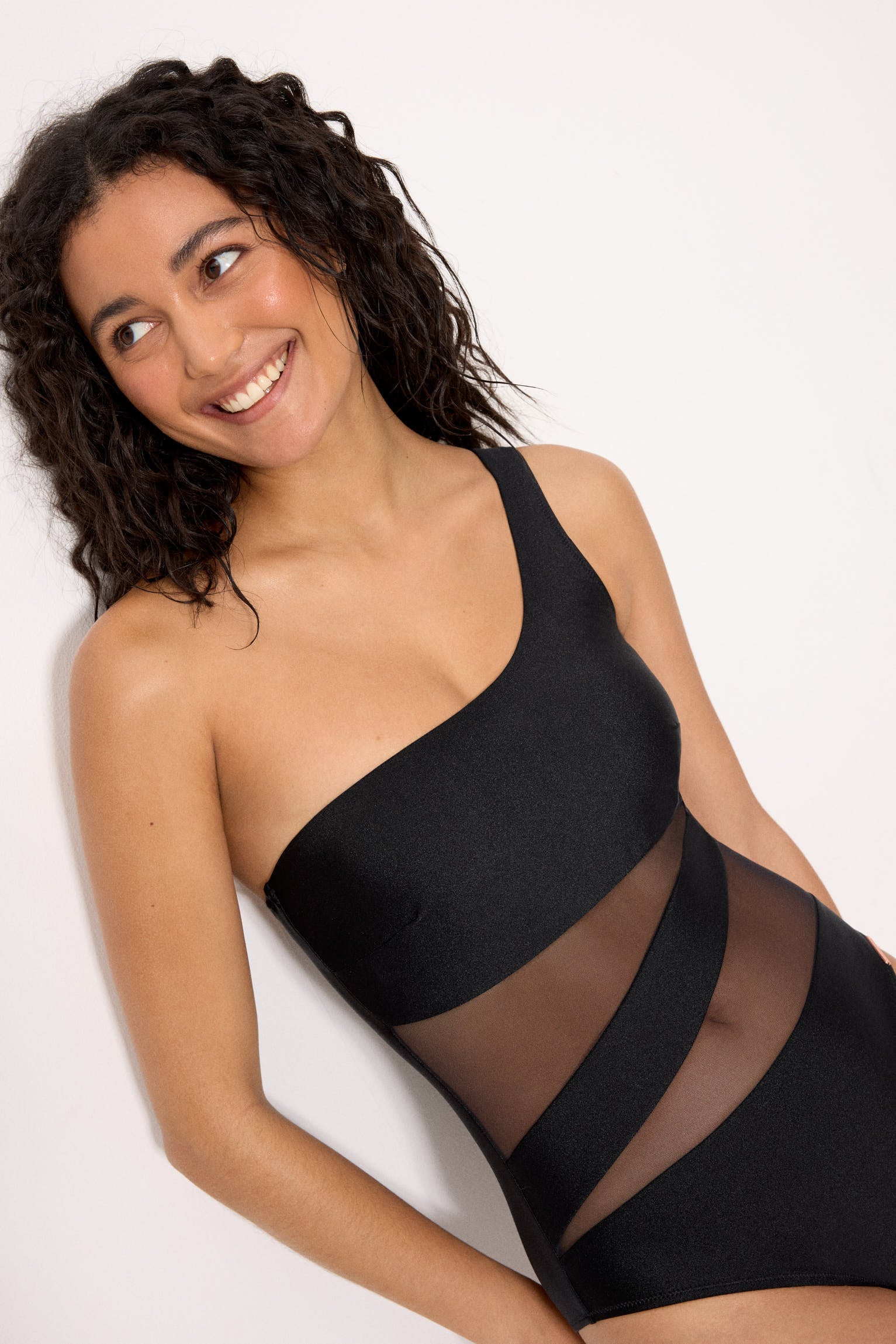 Bañador negro asimétrico con tul transparente con brillo negro copa B