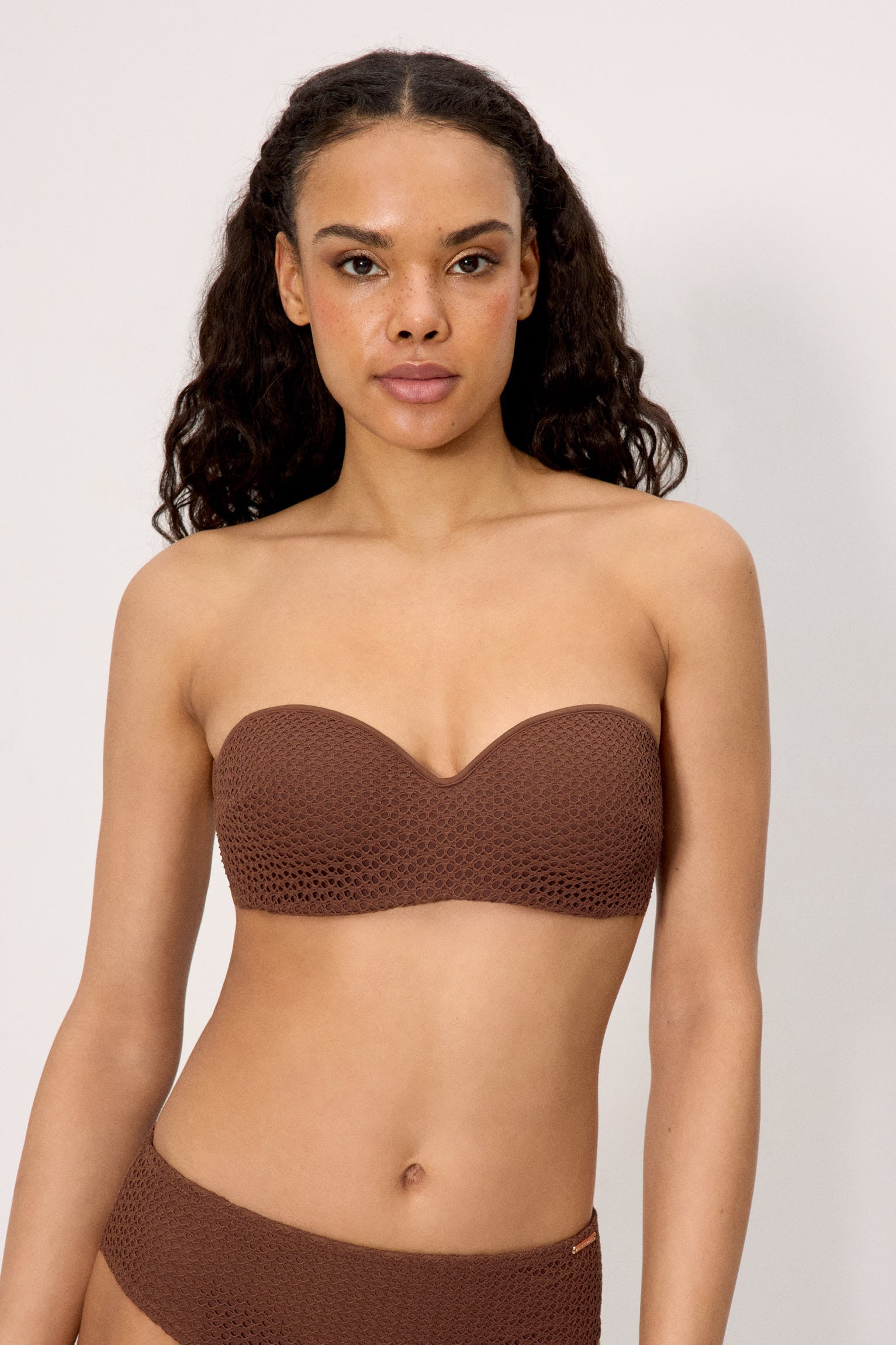 Conjunto bikini bandeau tejido calado marrón copa C