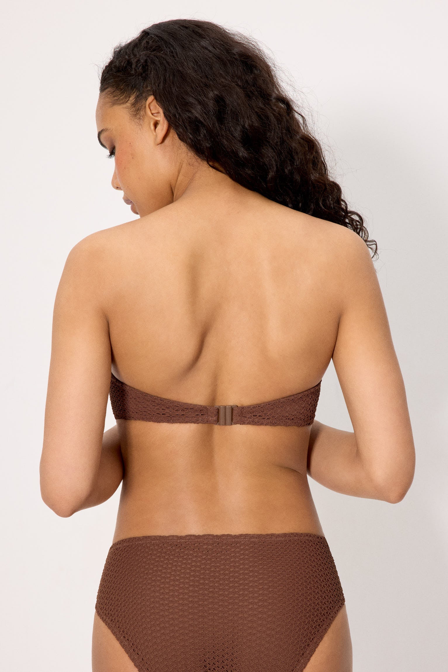 Conjunto bikini bandeau tejido calado marrón copa C