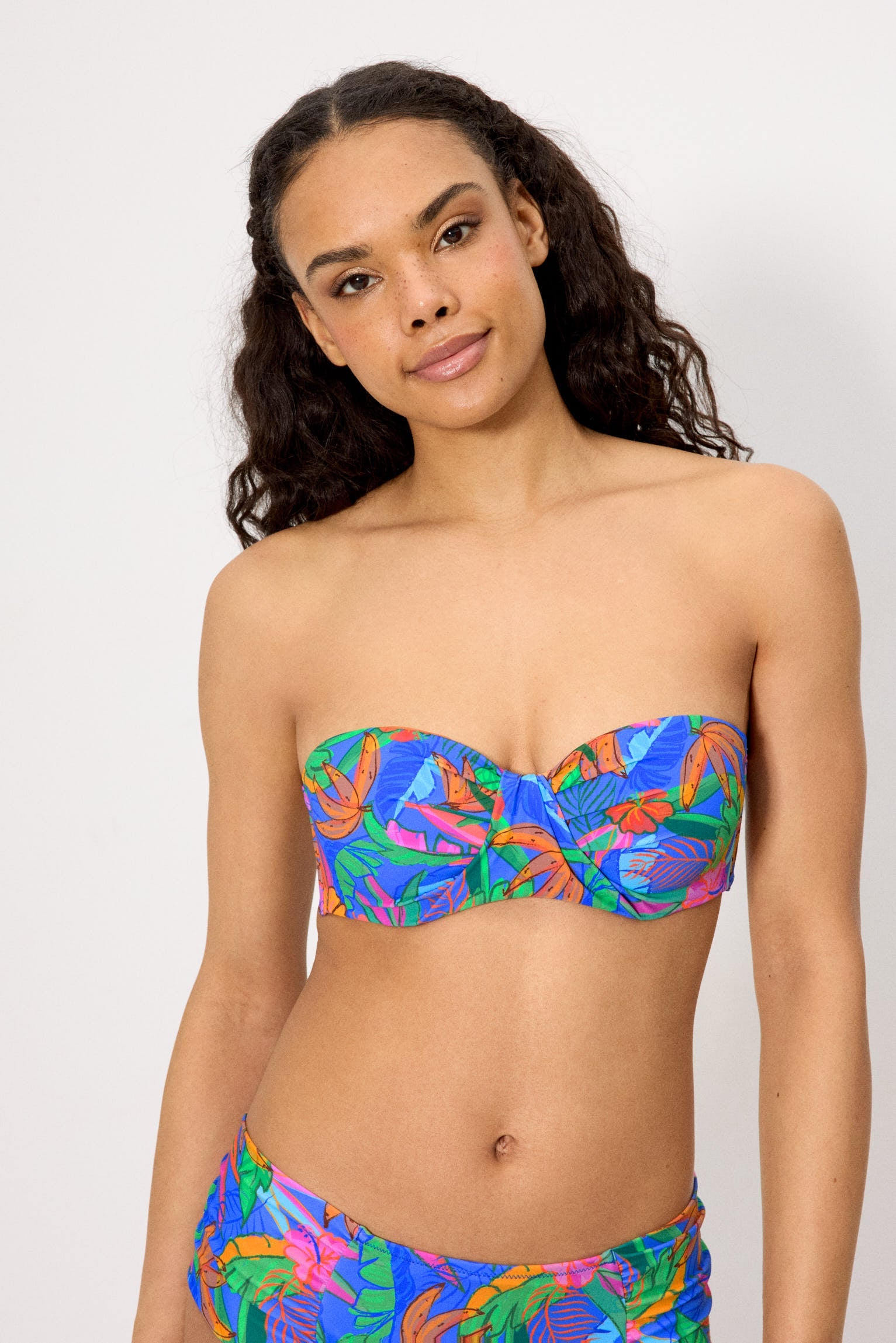 Conjunto bikini bandeau estampado tropical copa C
