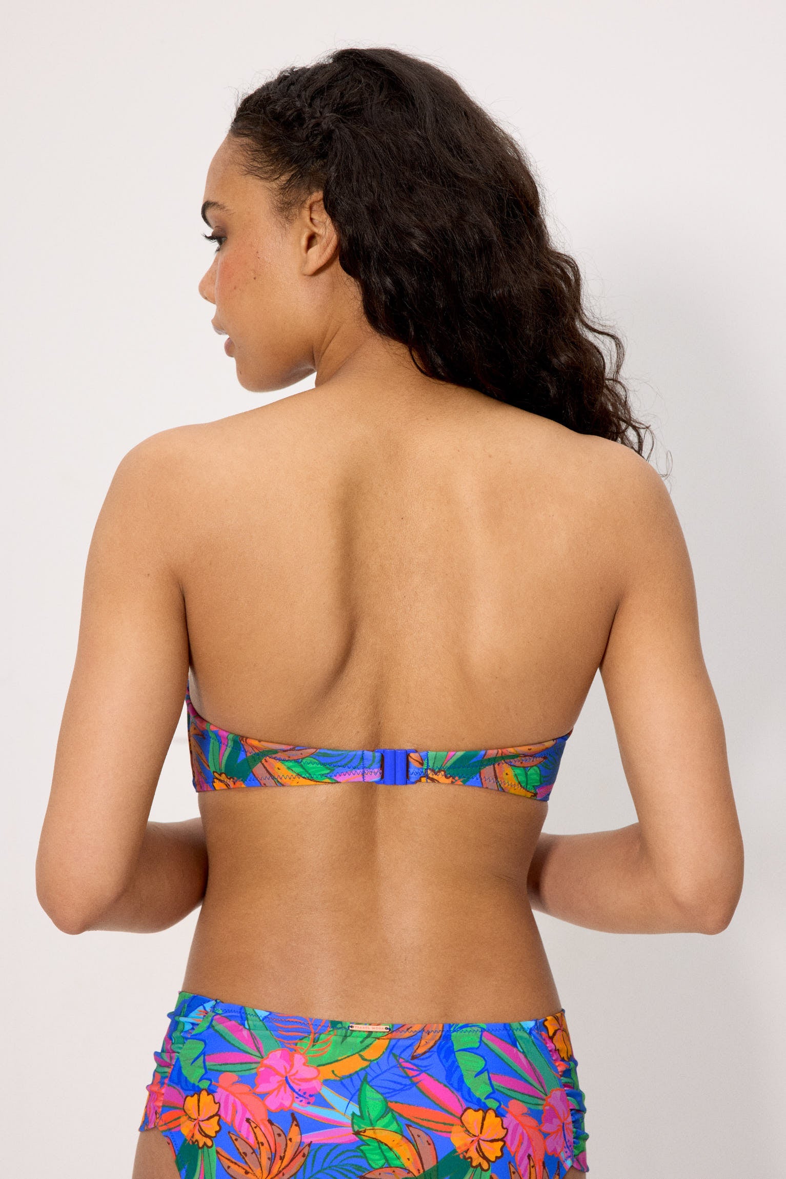 Conjunto bikini bandeau estampado tropical copa C