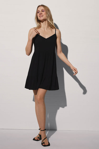 Vestido corto de tirantes regulables en negro liso