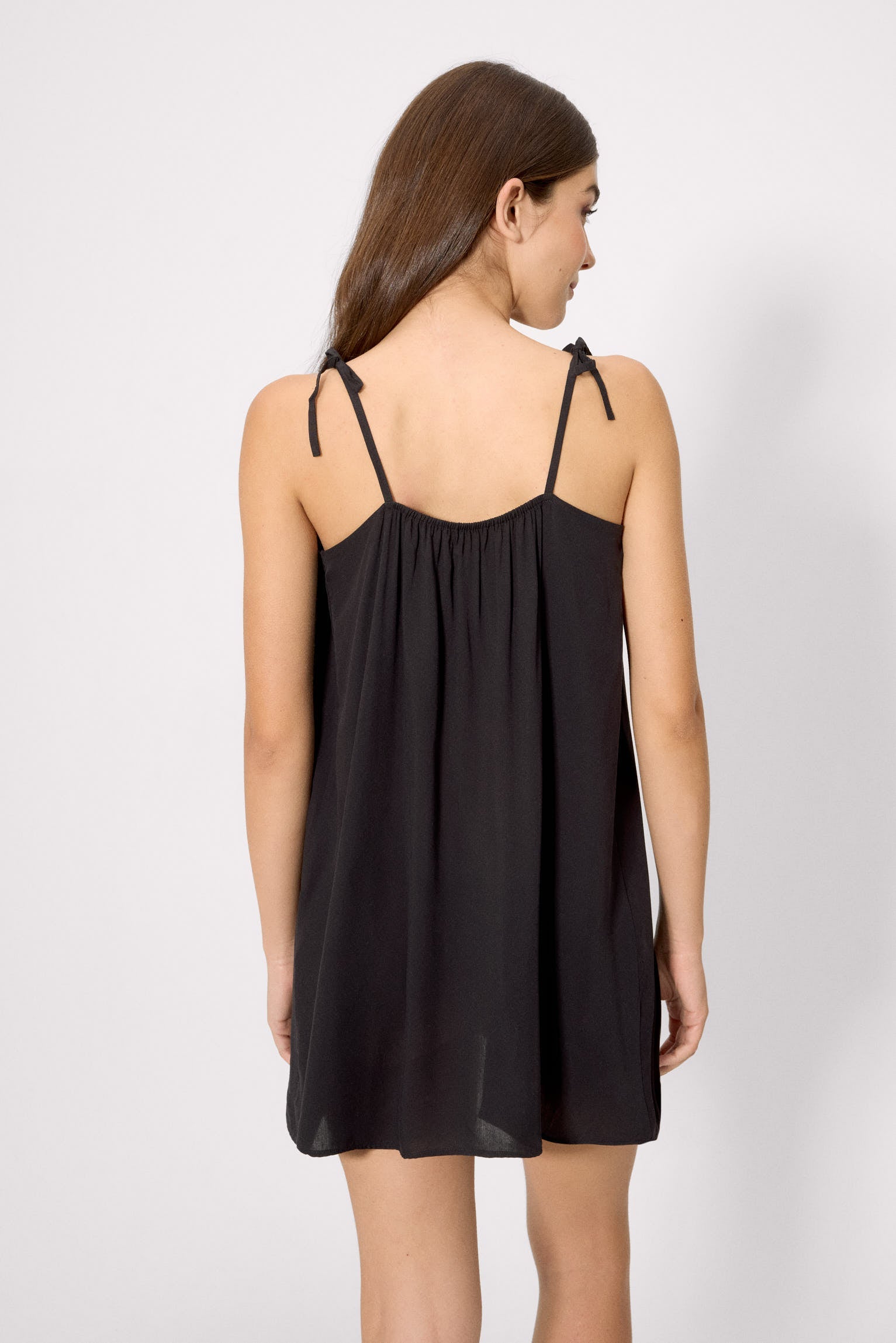 Vestido mini básico tirantes anudados negro