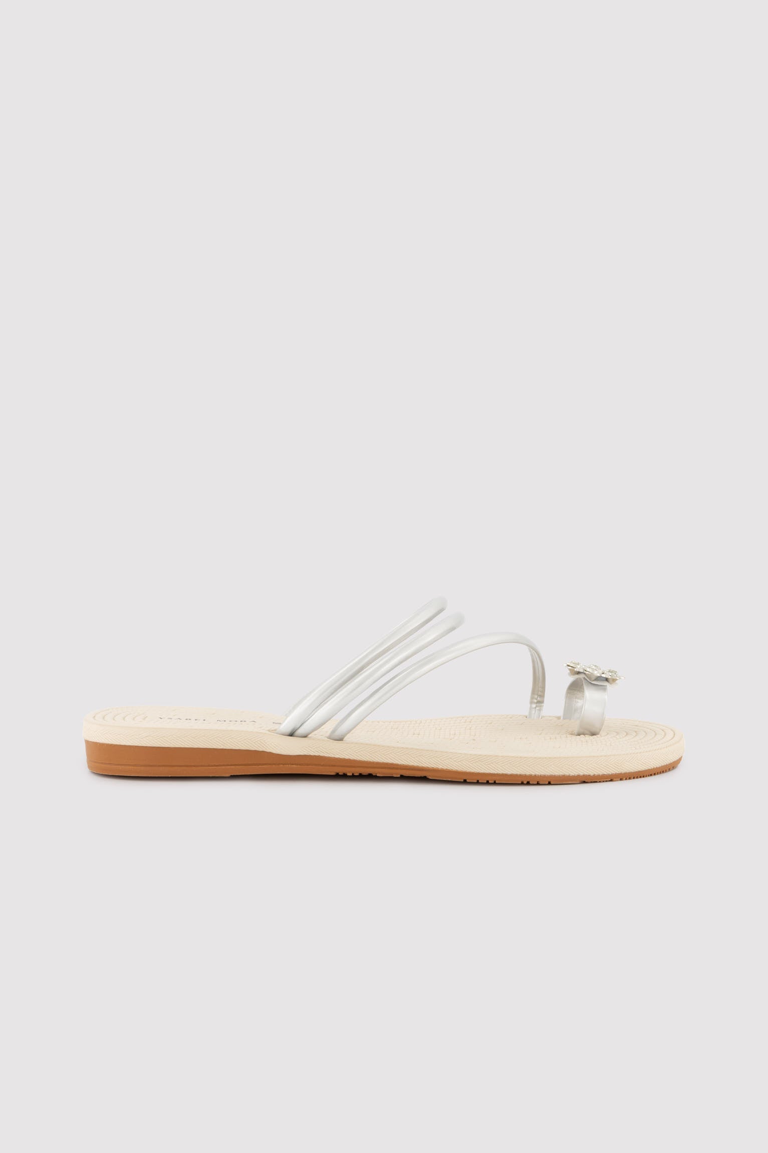 Sandalias plateadas detalle flor