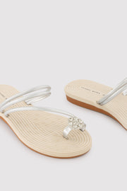 Sandalias plateadas detalle flor