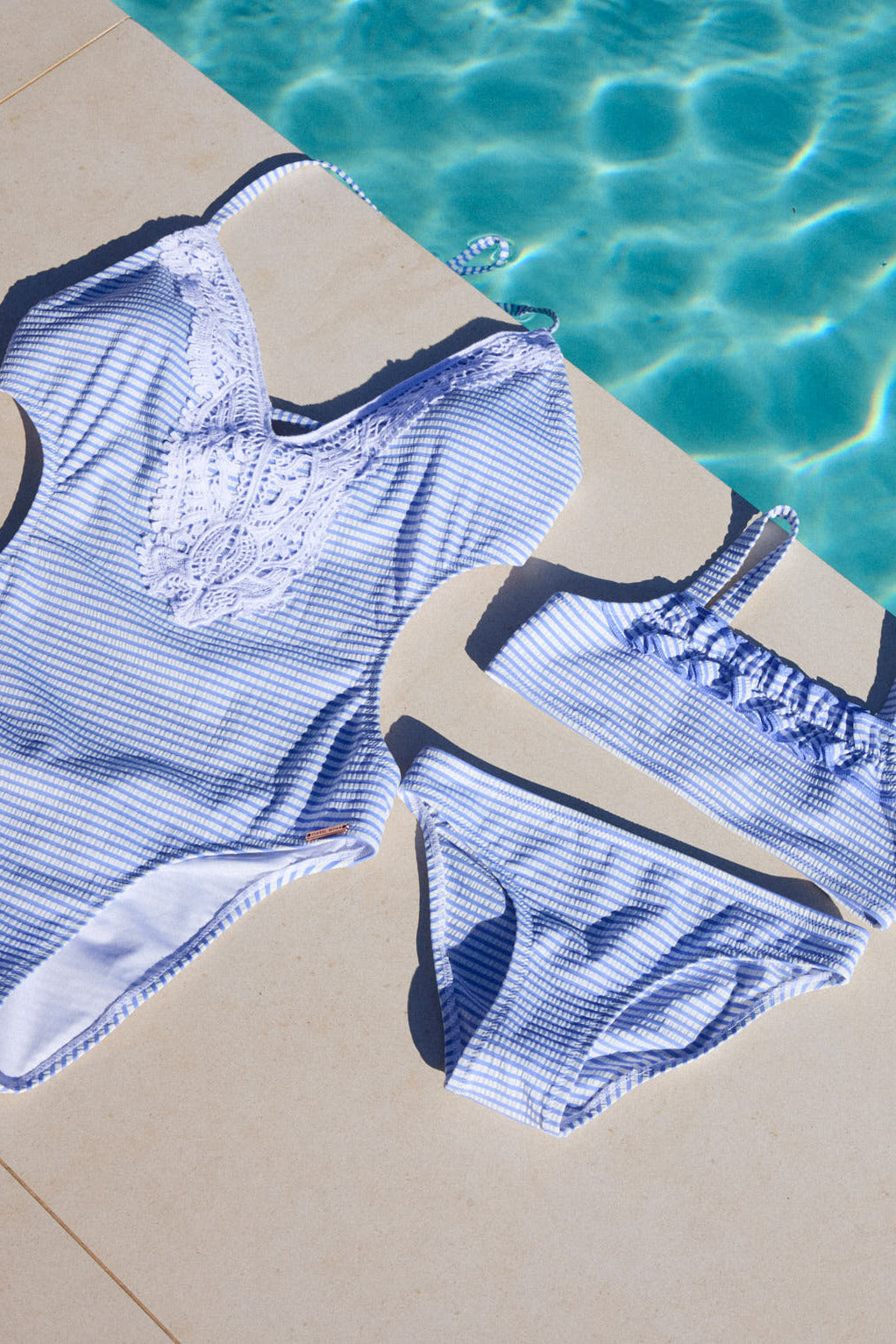Bañador trikini rayas azules con textura detalle crochet