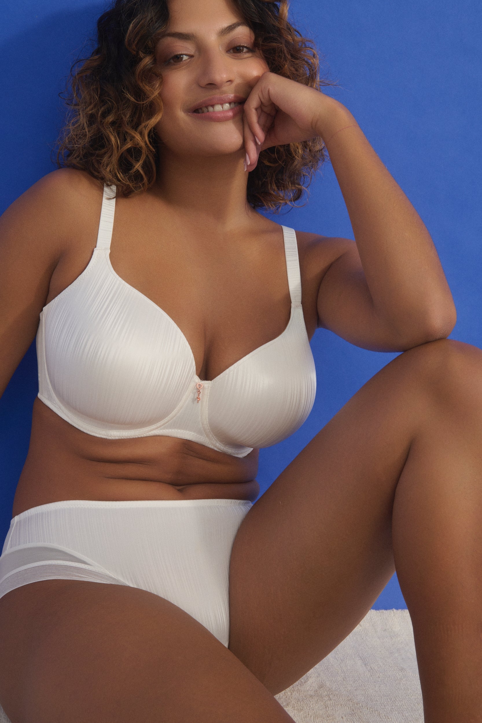 KNOKKE natural suj. con foam escote corazón