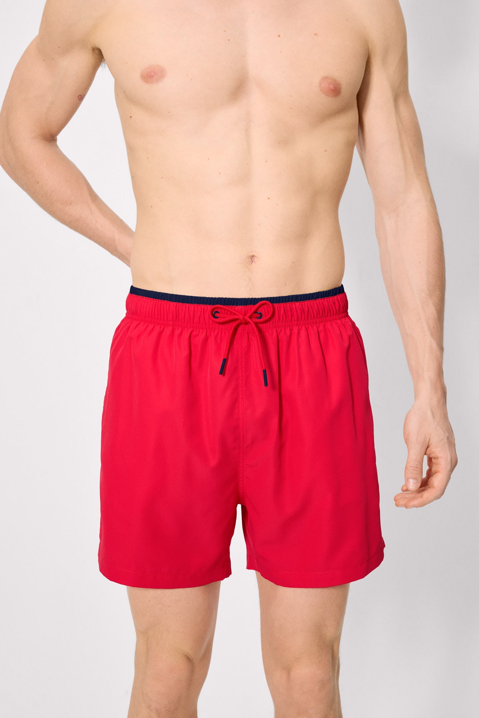 Bañador medio detalle cintura rojo