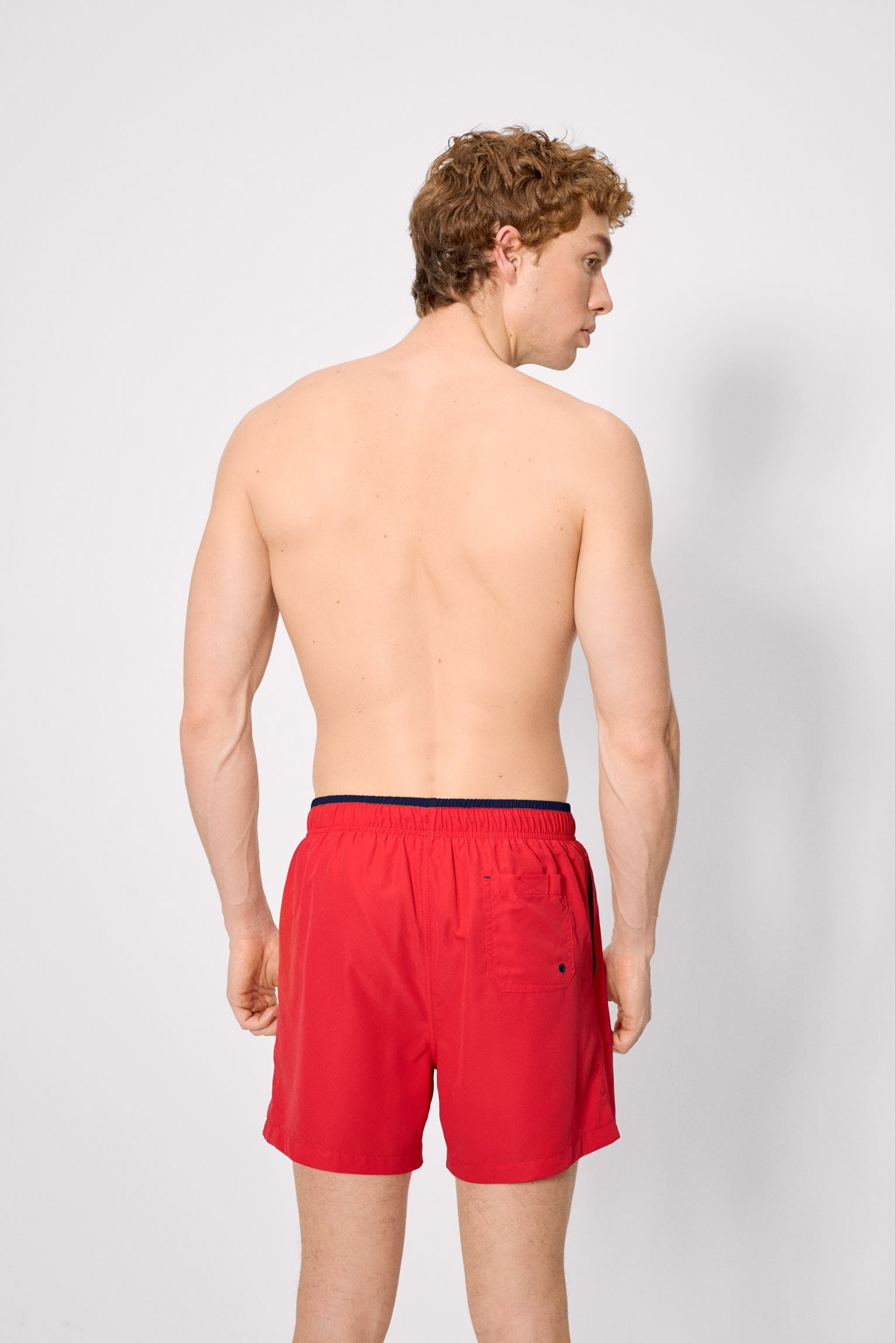 Bañador medio detalle cintura rojo