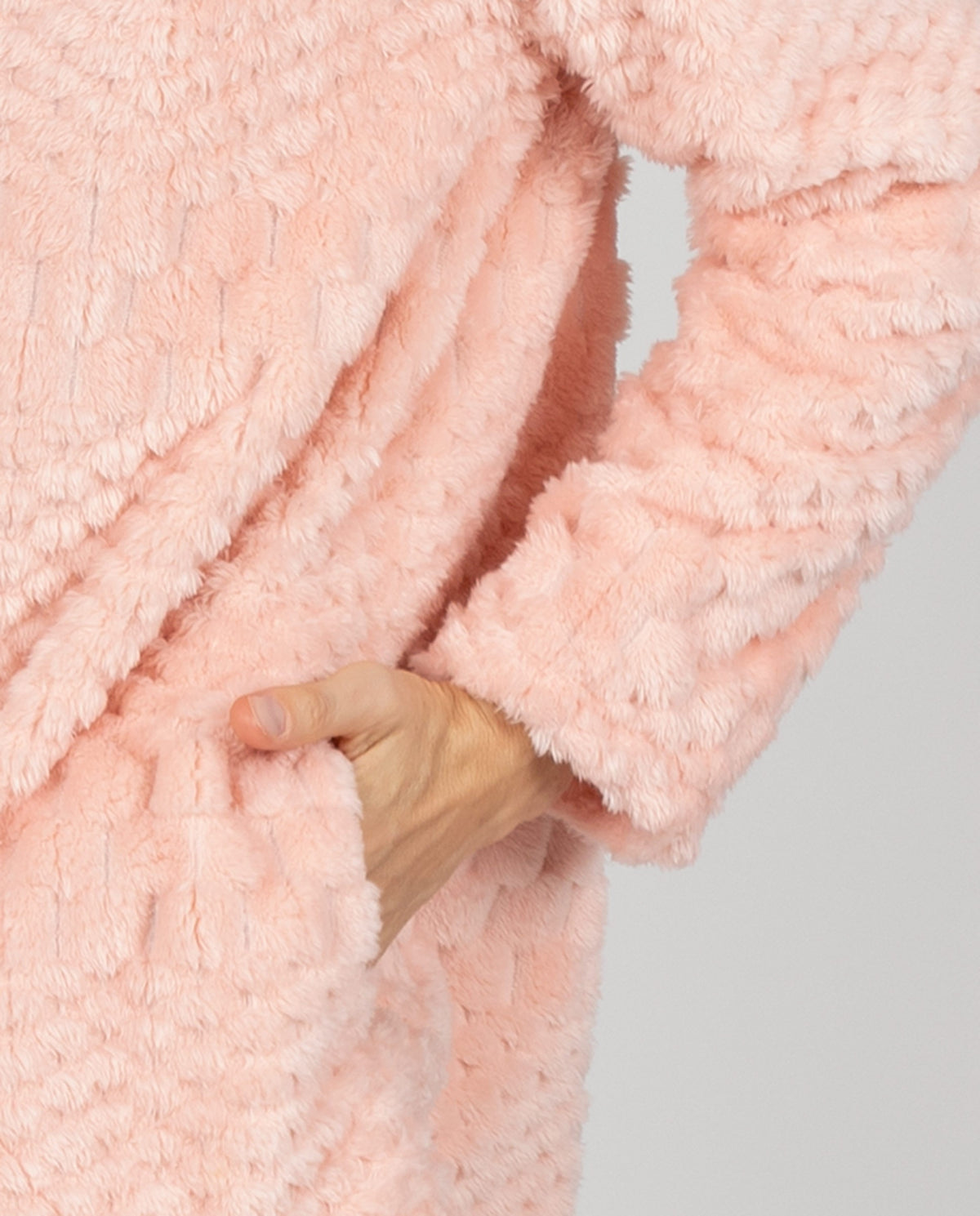 Bata corta de mujer en tejido polar con cremallera y bolsillos laterales