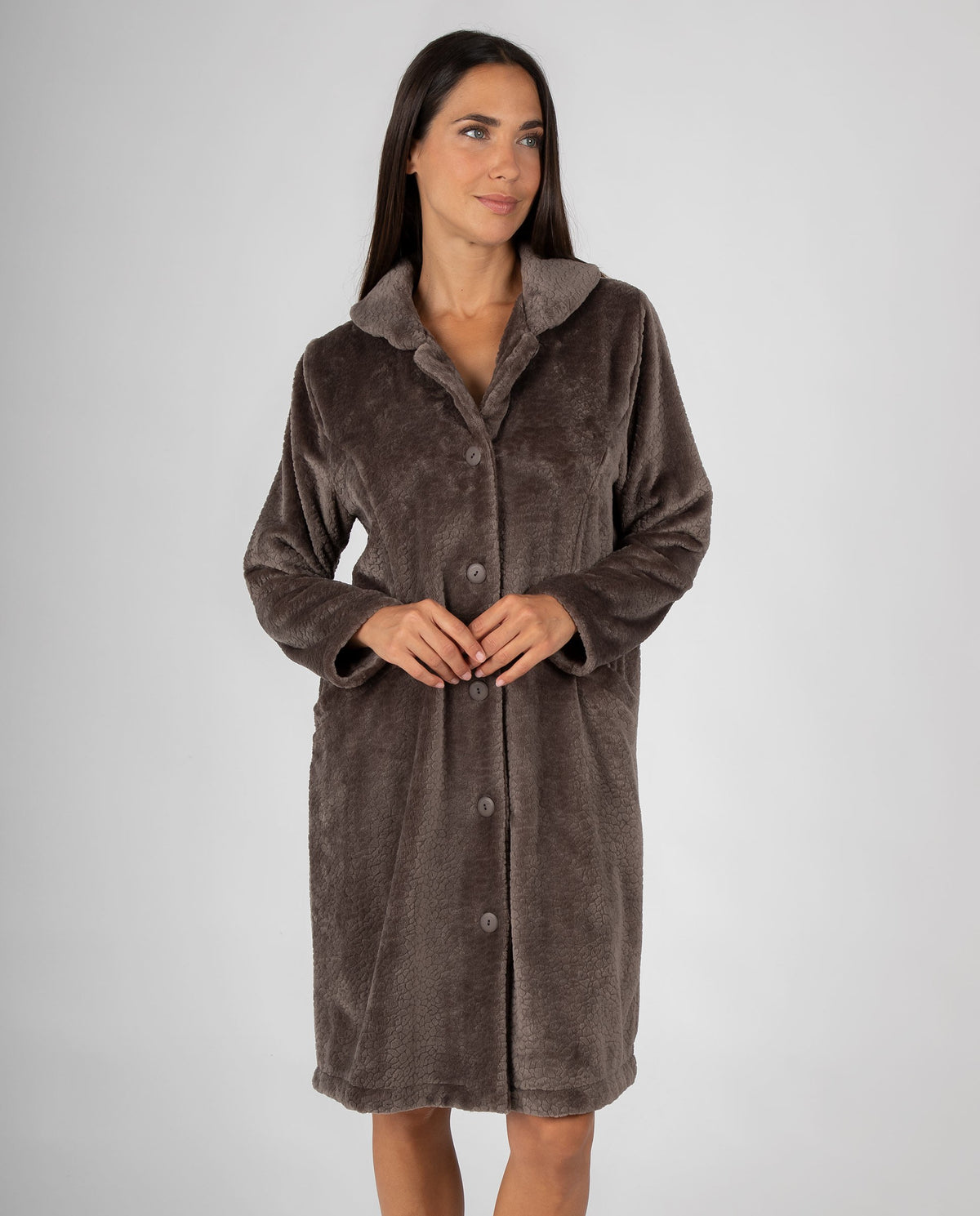 Bata larga de mujer en tejido polar texturizado con botones y bolsillos laterales