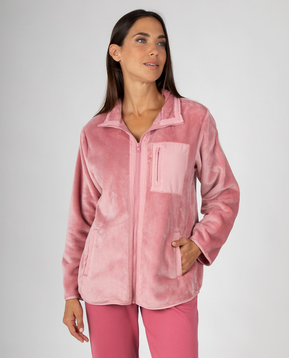 Bata corta de mujer en tejido polar liso con cremallera, bolsillo de pecho y bolsillos laterales