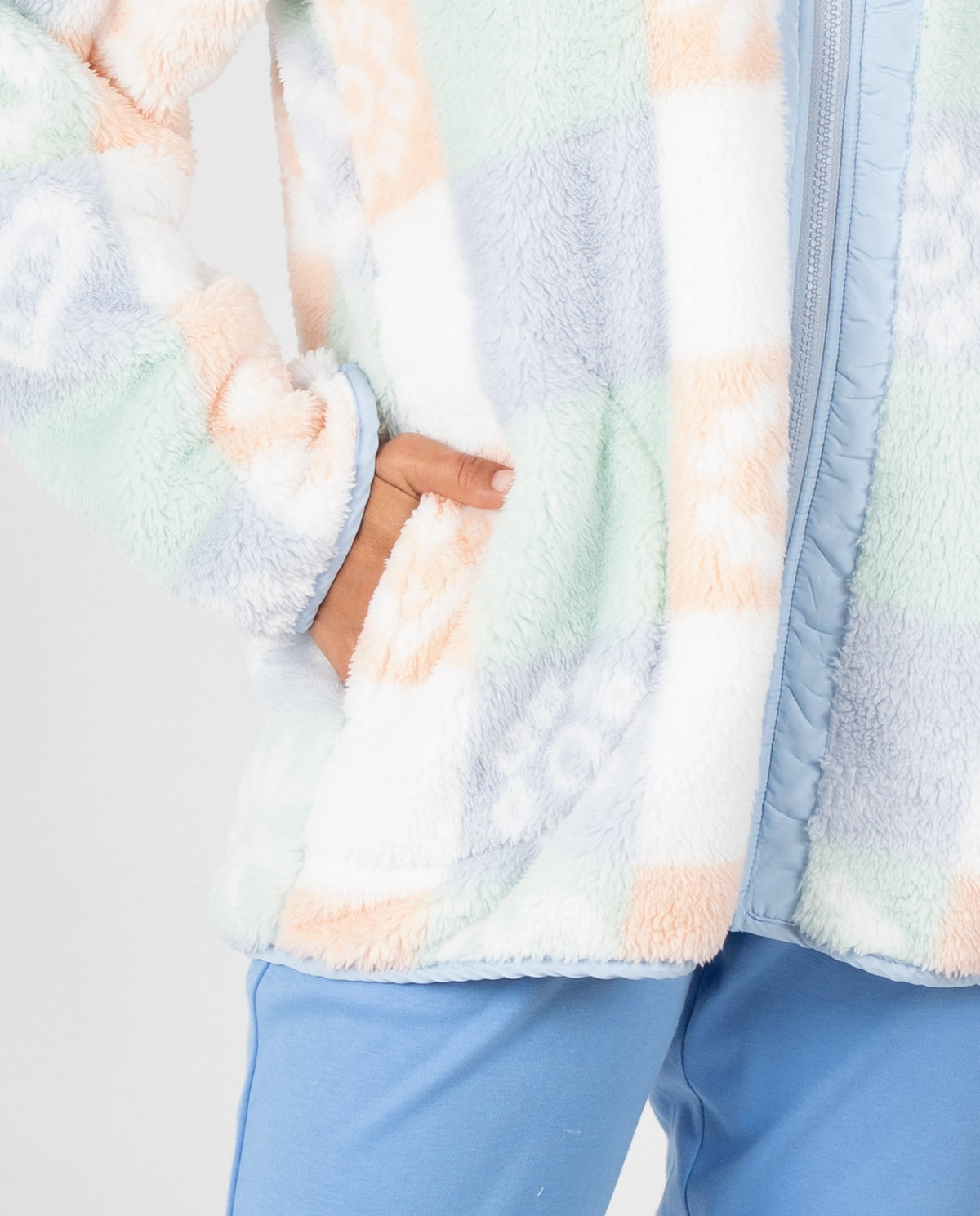 Bata corta de mujer en tejido polar con estampado difuminado, cremallera y bolsillos laterales