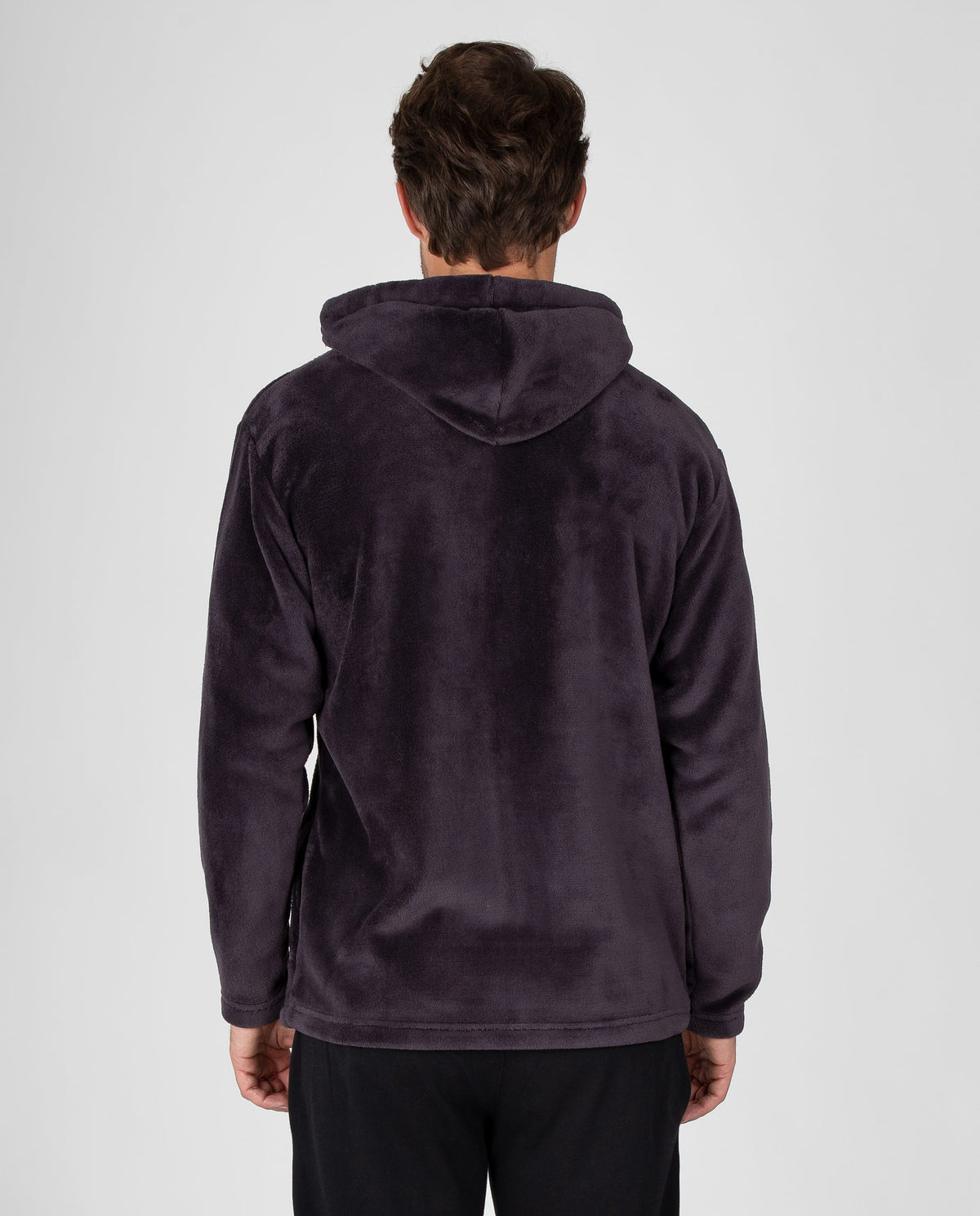Bata corta de hombre en tejido polar liso con capucha, bolsillo de pecho con cremallera y bolsillos