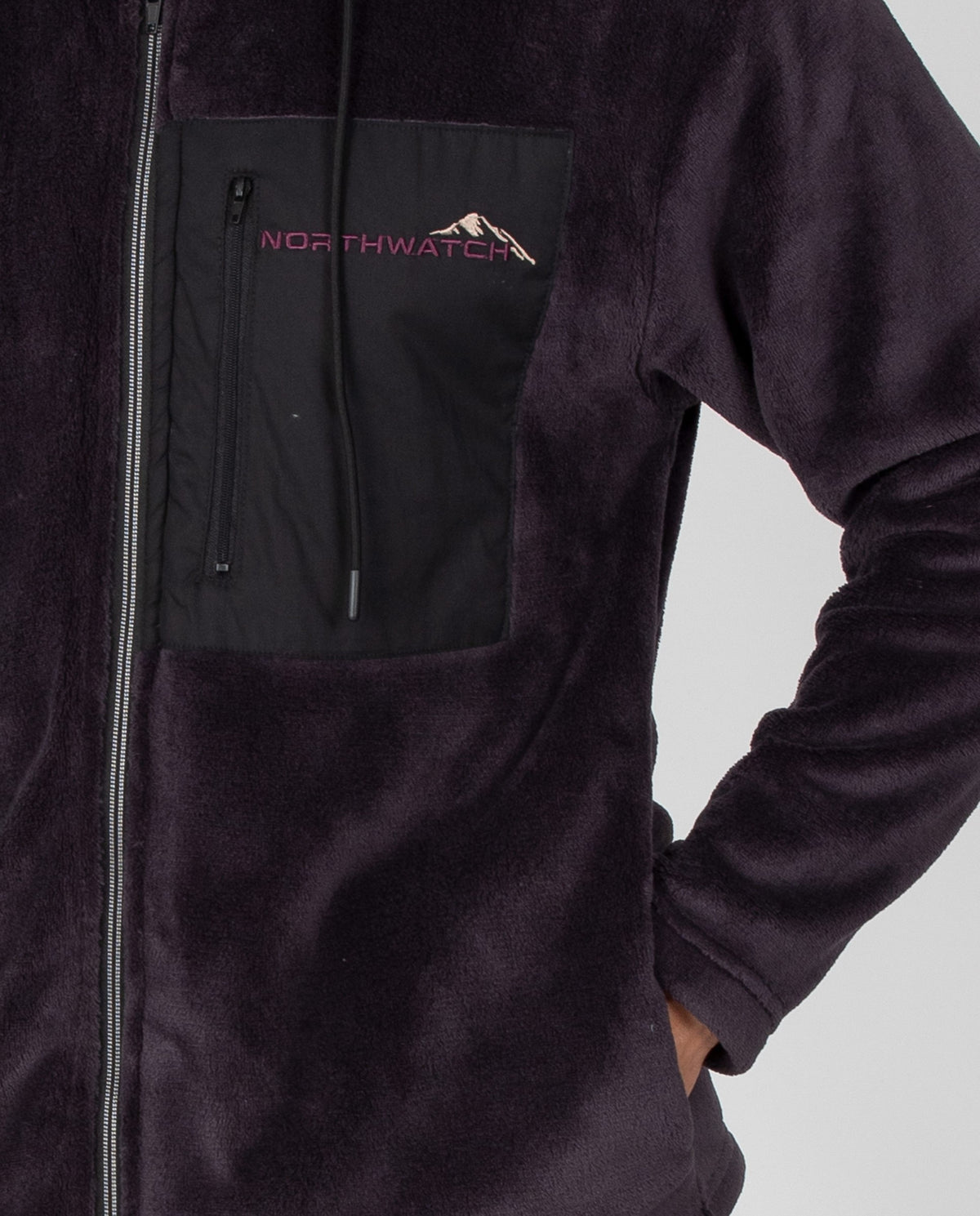 Bata corta de hombre en tejido polar liso con capucha, bolsillo de pecho con cremallera y bolsillos