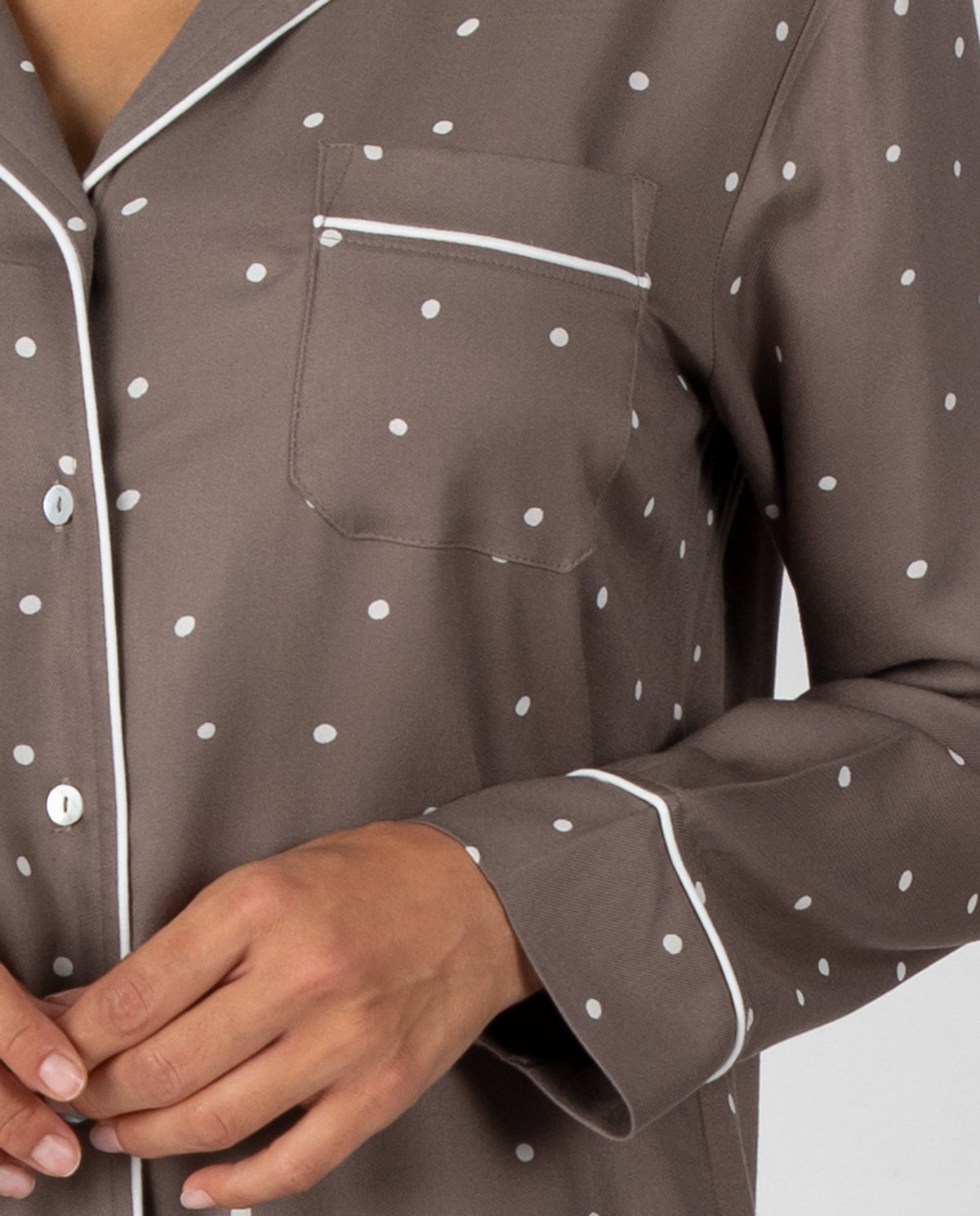 Camisón de mujer abotonado con cuello solapa, bolsillo y ribetes a contraste