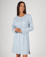 Camisón de mujer con cuello redondo, tapeta de botones y estampado de pequeños motivos
